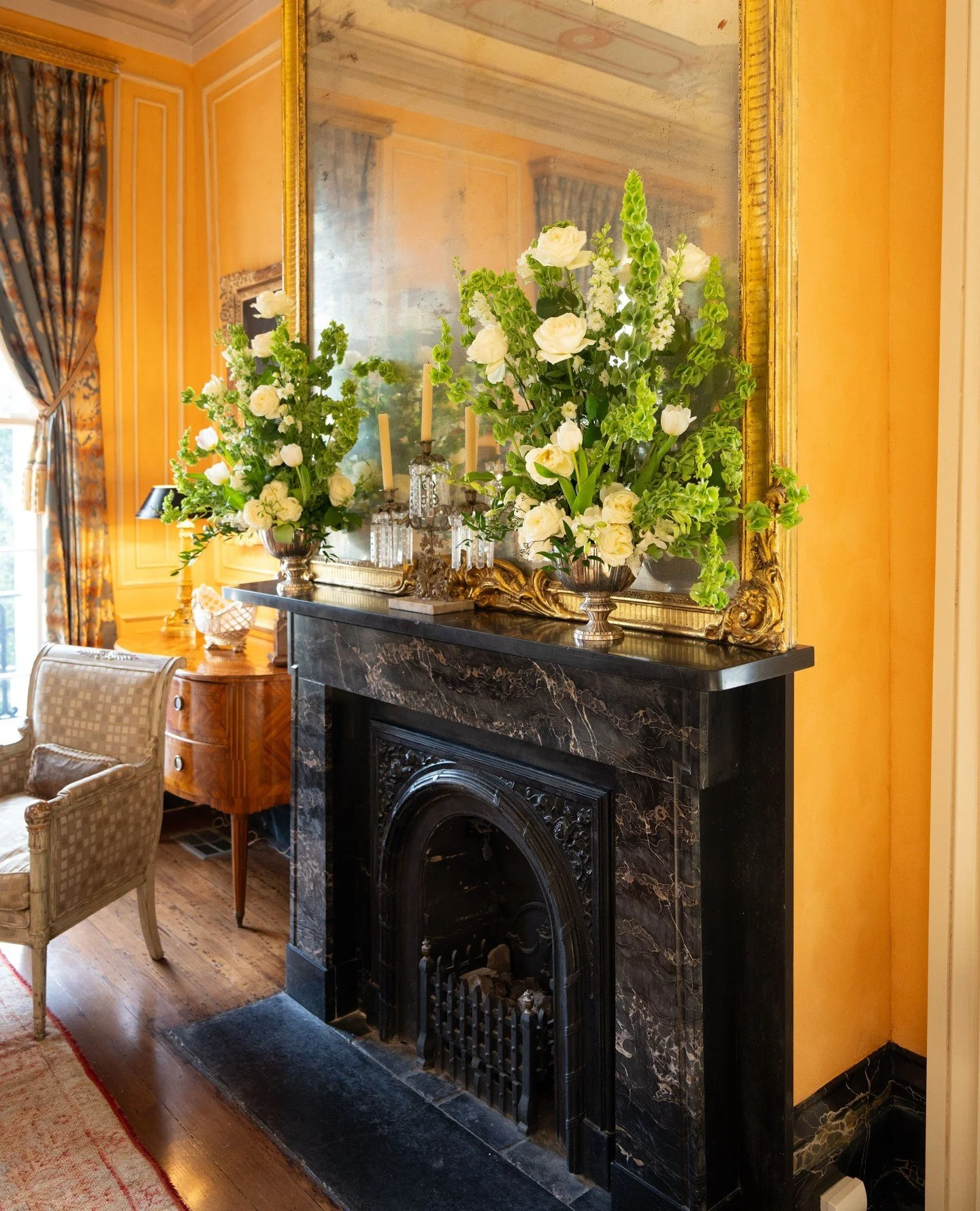 Stunning work by @pameladennisneworleans, adding depth and elegance to an unforgettable home wedding. ⁠
⁠
Planner: @an.gle_events