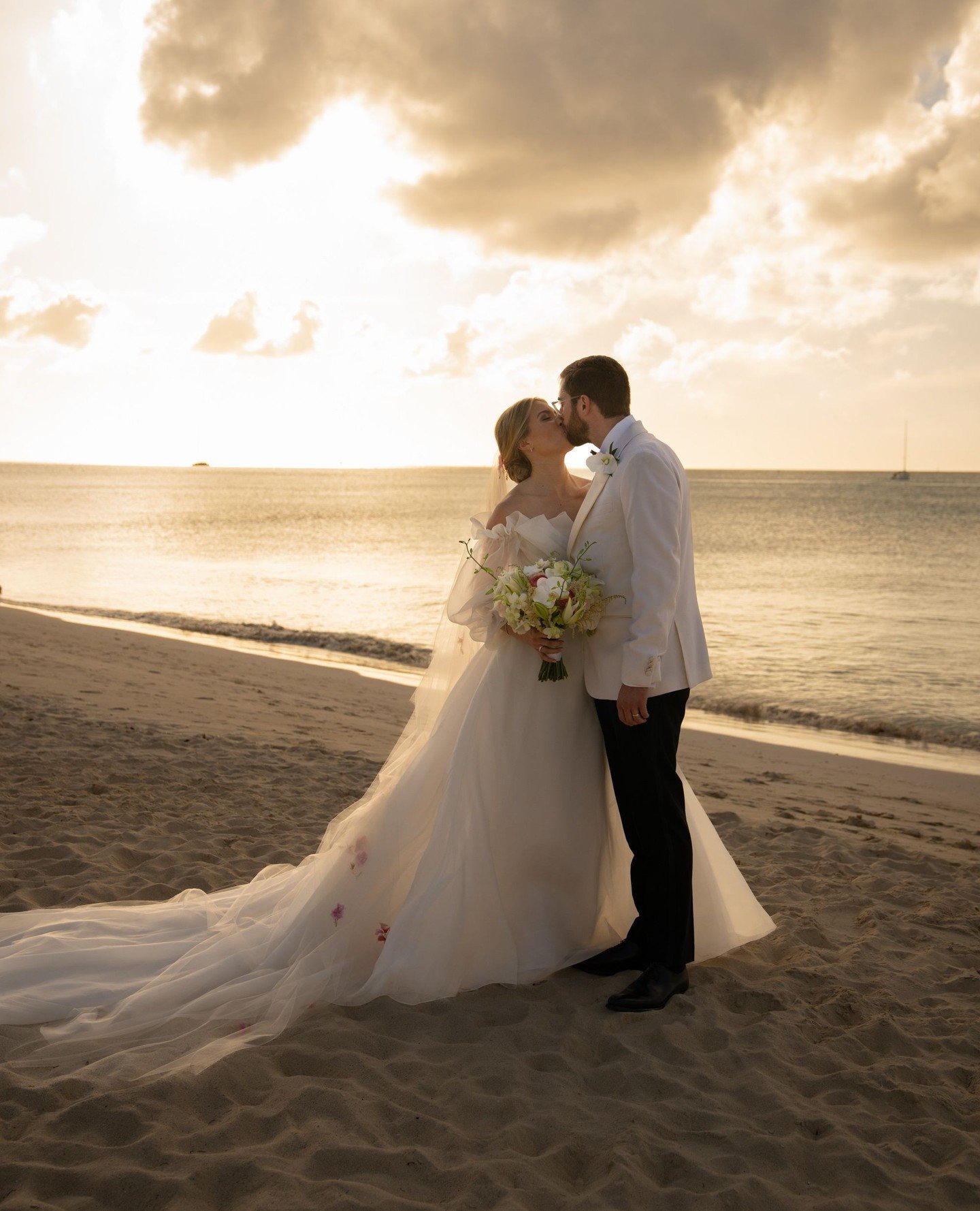 Some backdrops stay with you. This beach moment is one of them.⁠
⁠
Planner: @zeventcompany⁠
Venue: @oldfortbayclub