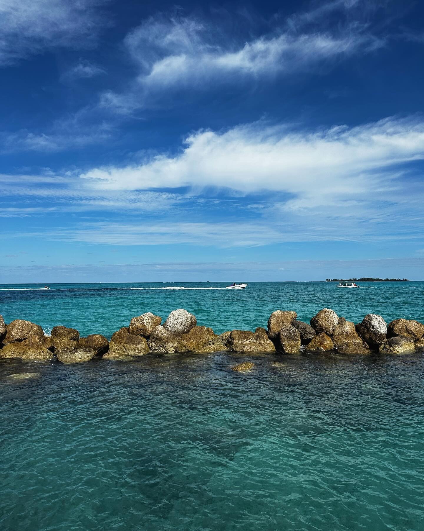 Sunshine and blue water is absolutely the best way to start a new year. Beyond grateful for a real vacation after hustling all year. Also extremely grateful for super supportive team members who are making sure all the plates keep spinning until I&rs