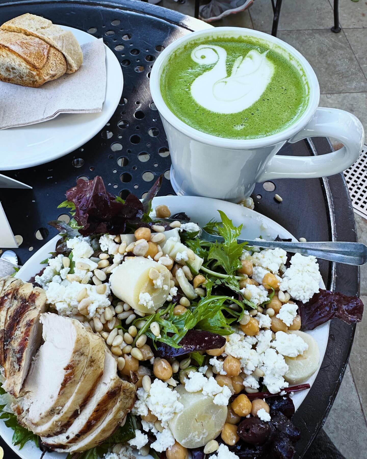 A Santa Monica Saturday means beach walks, working by the pool and @urthcaffe
