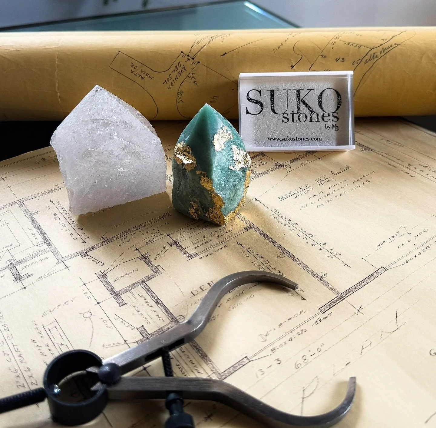 Always have more than one point. 😉

📸: Kintsugi crystal points hand embellished with gold leaf

#homedecor #crystal #sukohome #handmade #smallbusiness  #losangeles