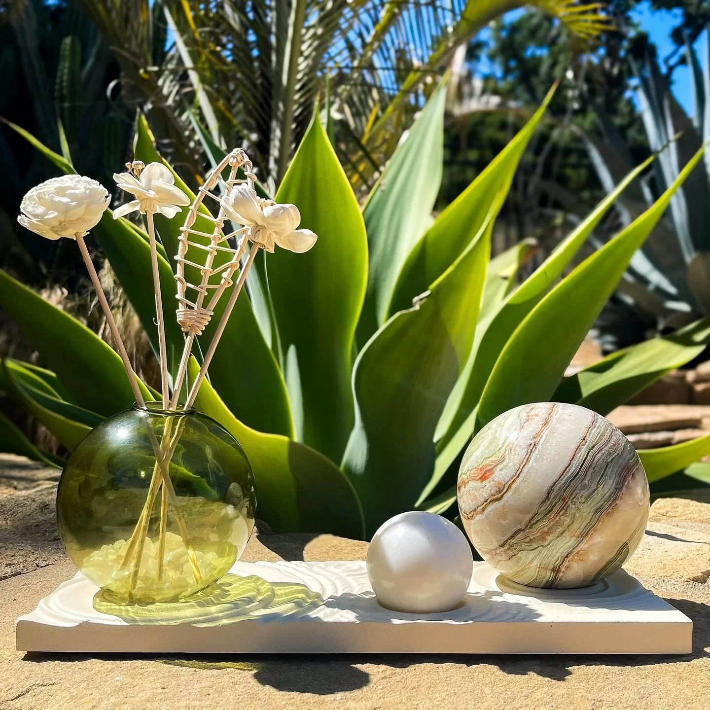 Thinking inspires ideas. Ideas inspire art.

📸: Vintage Green Reed Diffuser with Green Onyx
#crystal #smallbusiness #homedecor #reediffuser
 #handmade #losangeles