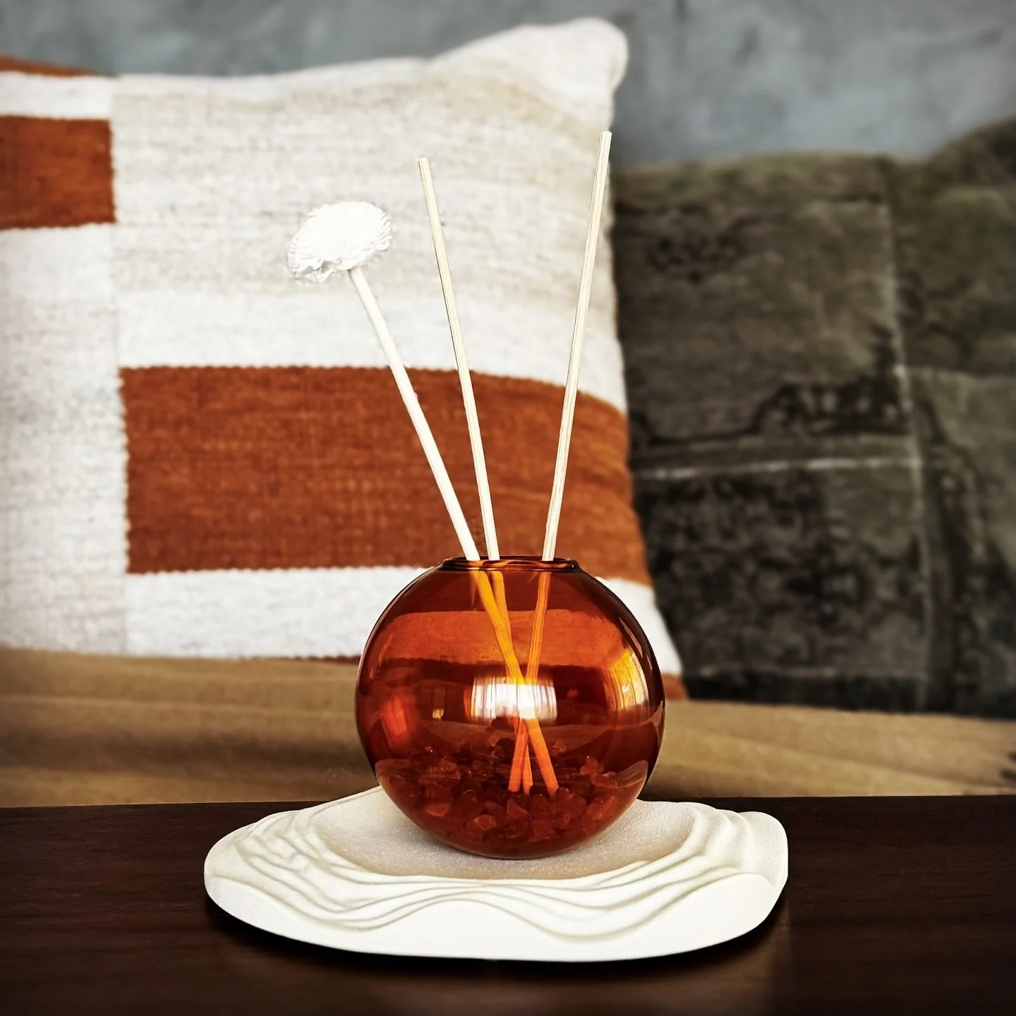 Spoil yourself today with our Sakyu Reed Diffuser w. natural strawberry quartz gravel. 🛍️

#crystal #smallbusiness #homedecor #reediffuser
 #handmade #losangeles