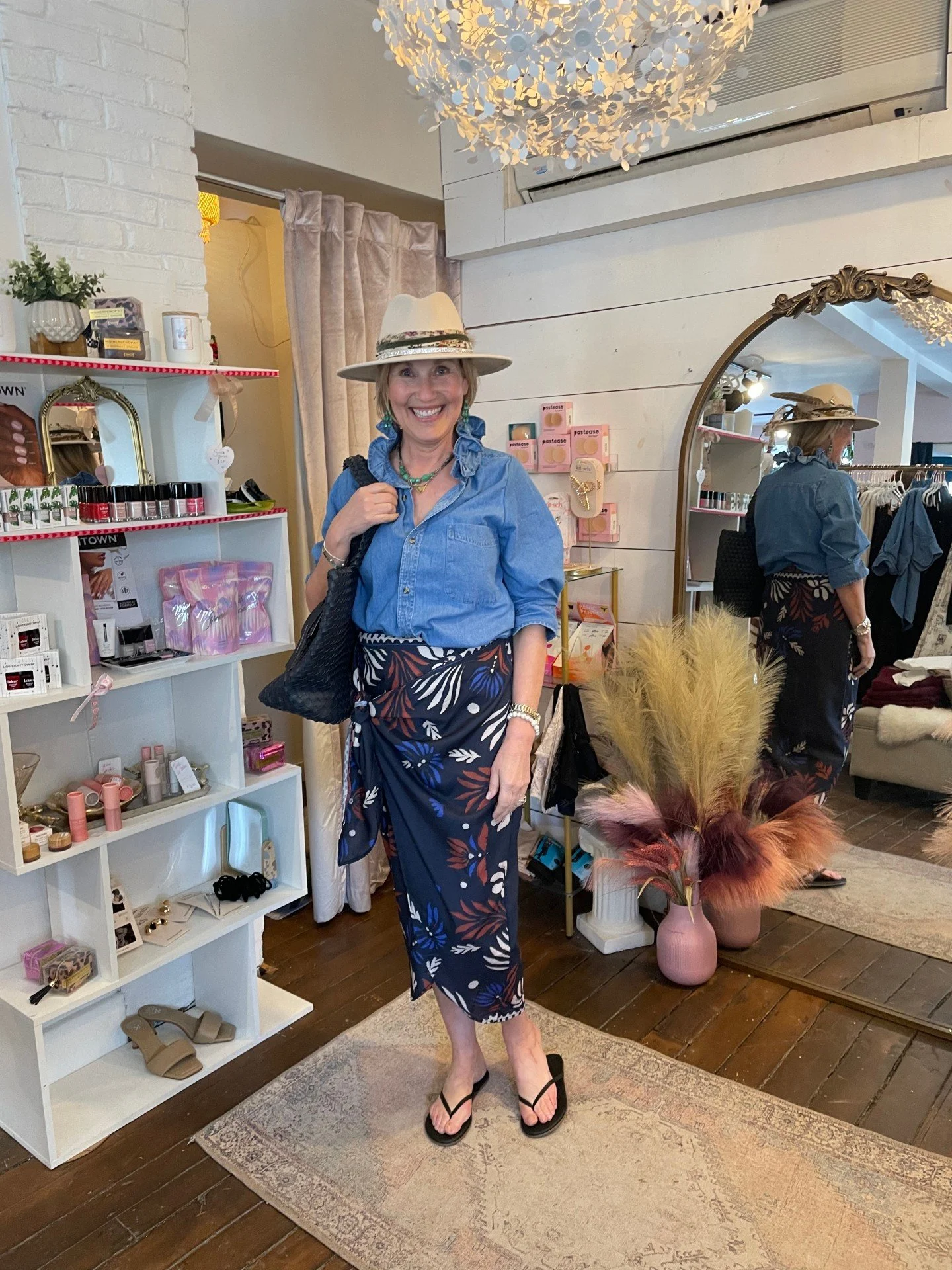 Patti is giving us confidence and color and we LOVE it 😍

This look is all about effortless mixing: a laid-back denim top with a playful collar, a bold floral print wrap skirt that brings the movement, and of course&hellip; a one-of-a-kind hat.

(Li