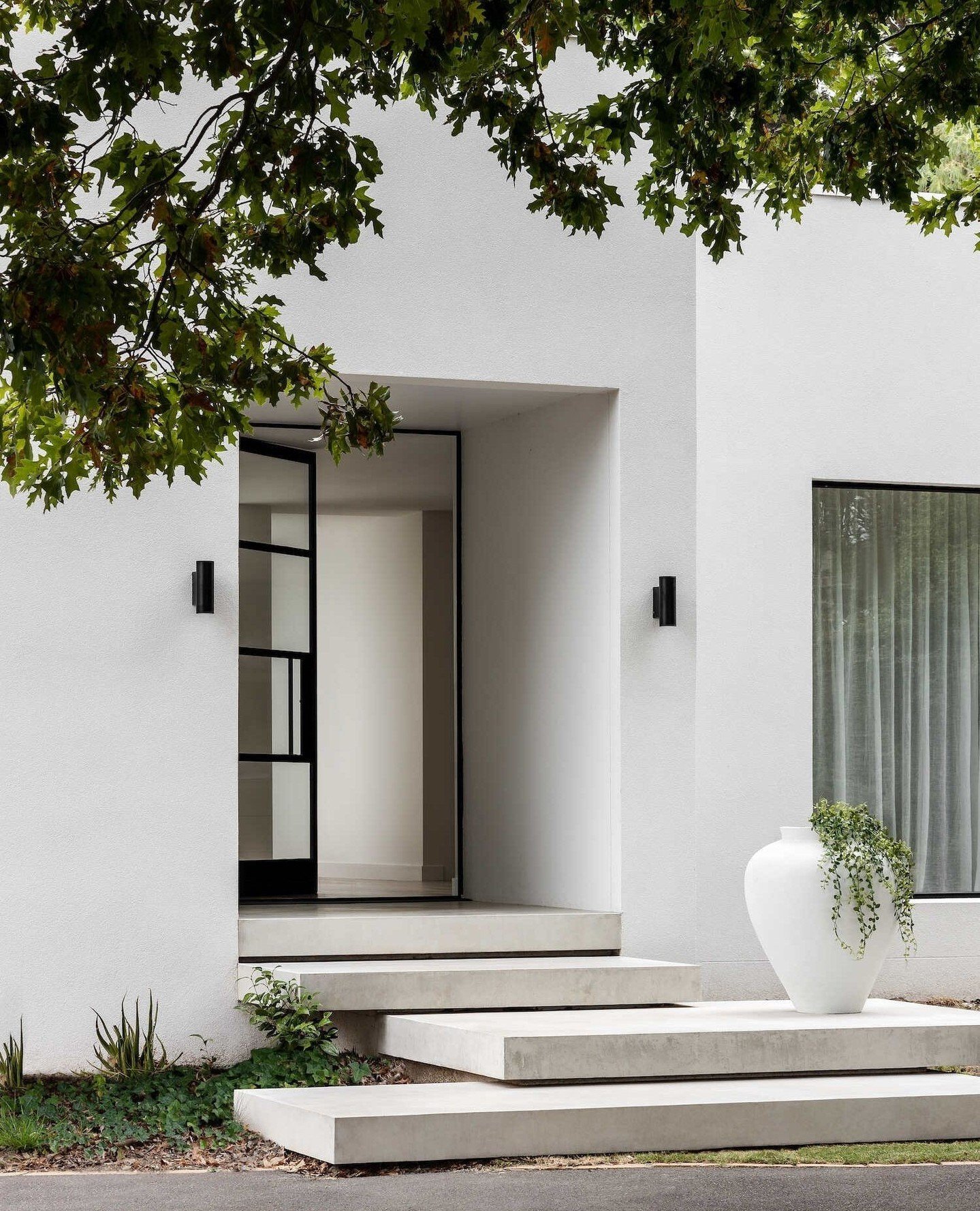 // BREATHE - this airy home sings in white &amp; stone accents designed by @sallycaroline_ ⁠
⁠
- photography by @timothykaye ⁠
- found @est_living⁠ //⁠
⁠
⁠
#sallycaroline #interiors #interiordesign #estliving #australiandesign @aussieinteriors #austr