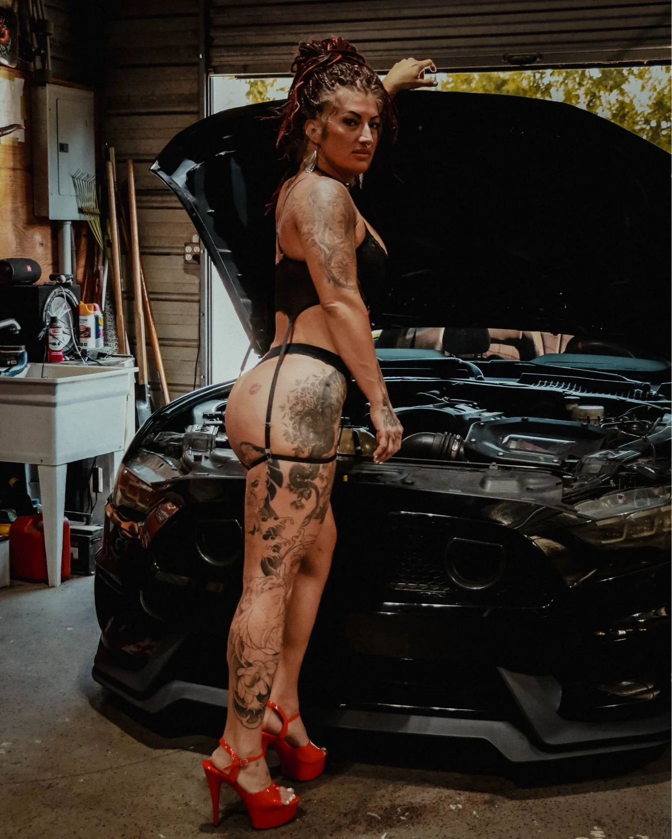 This setup is going to be INSANE. Think fast cars, garage grit, heels, tattoos, attitude, and the kind of photos that make you feel powerful as hell.

This is for the girls who want something bold. Sexy. Loud. Confident. A little dangerous.

What&rsq