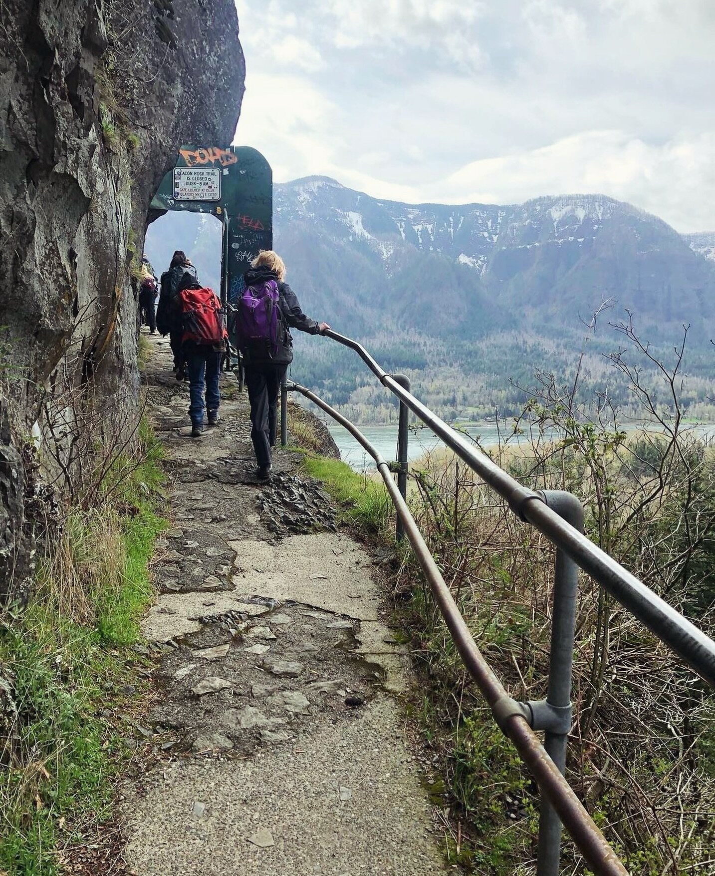 The middle school hiked Beacon Rock to study regional geology and the way that the ice age shaped the Columbia gorge.
🌿

#forestschool #middleschool #handsonlearning #learningisfun #learningoutside #learningoutsidetheclassroom #natureeducation #outd