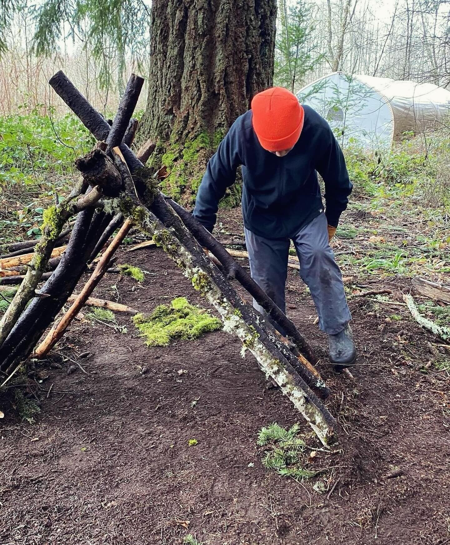 2023- 6th grade built a shelter talking about how water flows, insulation and thermodynamics. Students had to measure, figure out construction styles and best materials.
🌿
#forestschool #projectbasedlearning #shelter #handsonlearning #engineering #n