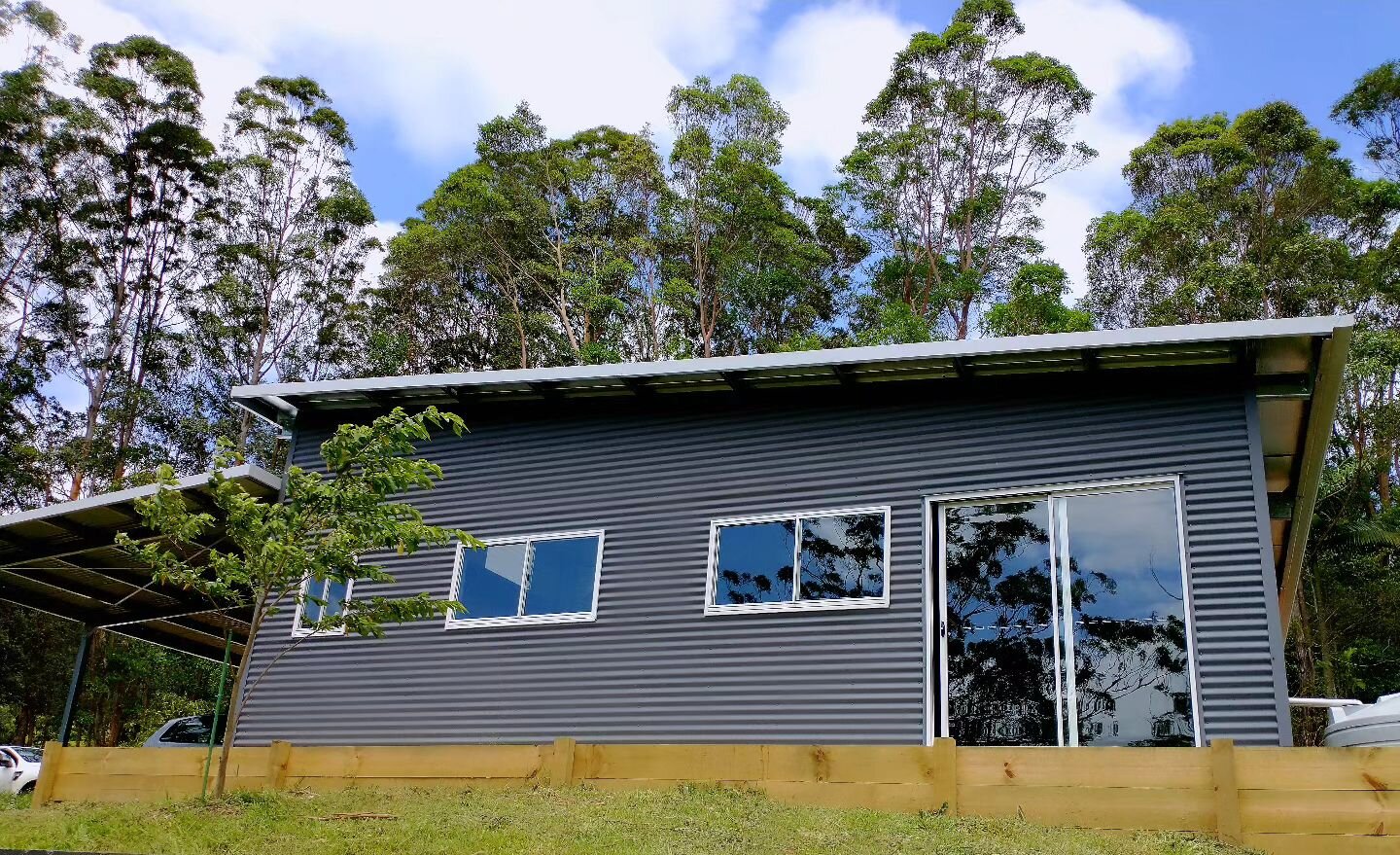 In this construction project, we achieved an appealing  contrast by pairing #Colorbond #Surfmist for the roof, trim, windows, and sliding door with #Basalt Matt cladding. 

Project details:
🛠 Complete design, supply &amp; build by our qualified team