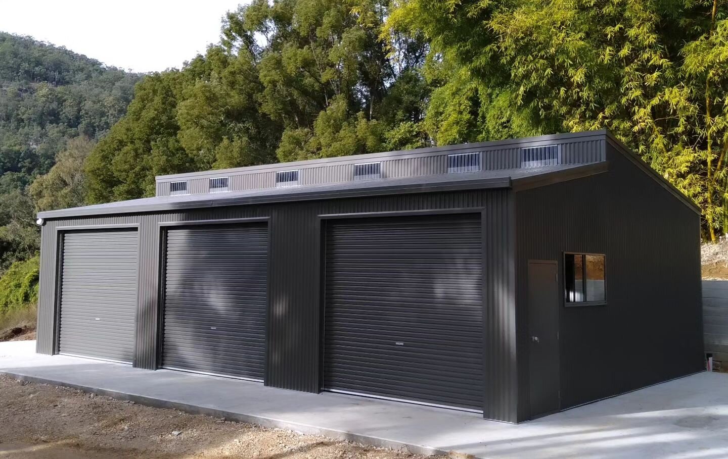 👏 Our clients are thrilled with the result of their straightforward yet stylish triple garage, which showcases an aesthetically pleasing &amp; functional split skillion roof with polycarbonate light panels.

Project Details:
🛠 Murwillumbah
🛠 Size 