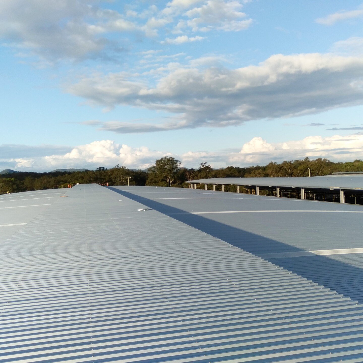 👊 This imagery showcases part of the total 18,000 square meters of @bluescopeaus ZINCALUME&reg; steel roofing completed with precision &amp; professionalism by our expert roof plumbing crew on this build at Northern Rivers Livestock Exchange.

Conta
