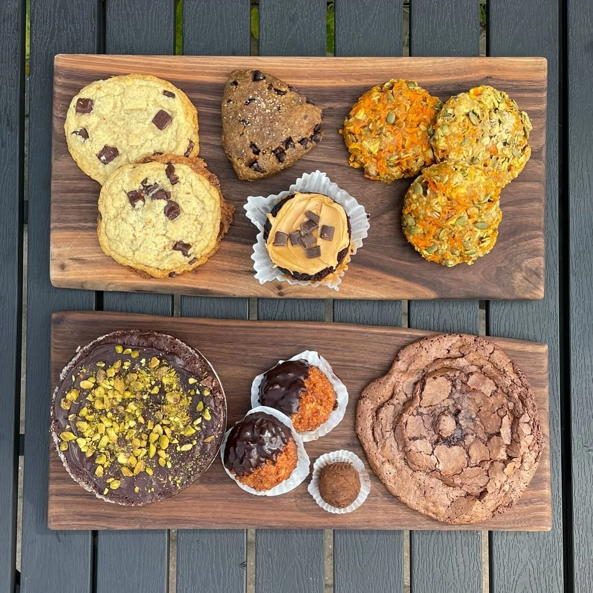 Would you believe us if we told you that everything on these boards is either gluten free or vegan? &amp; To our regulars who love the (throwback) vegan carrot cake cookie, you&rsquo;d better get in here! 🥕
#veganpastry #glutenfree #organic #freshpa