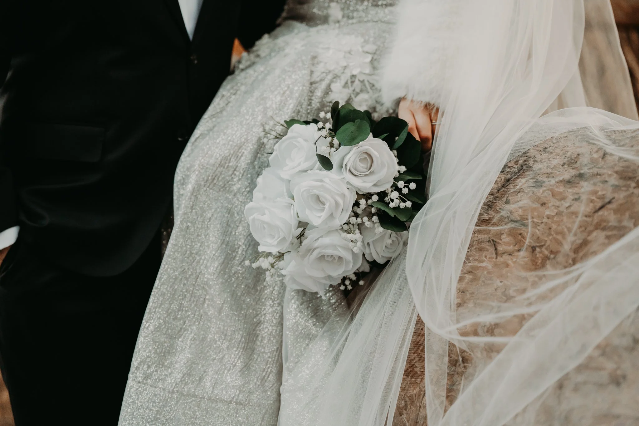 modern white flower bouquet for wedding