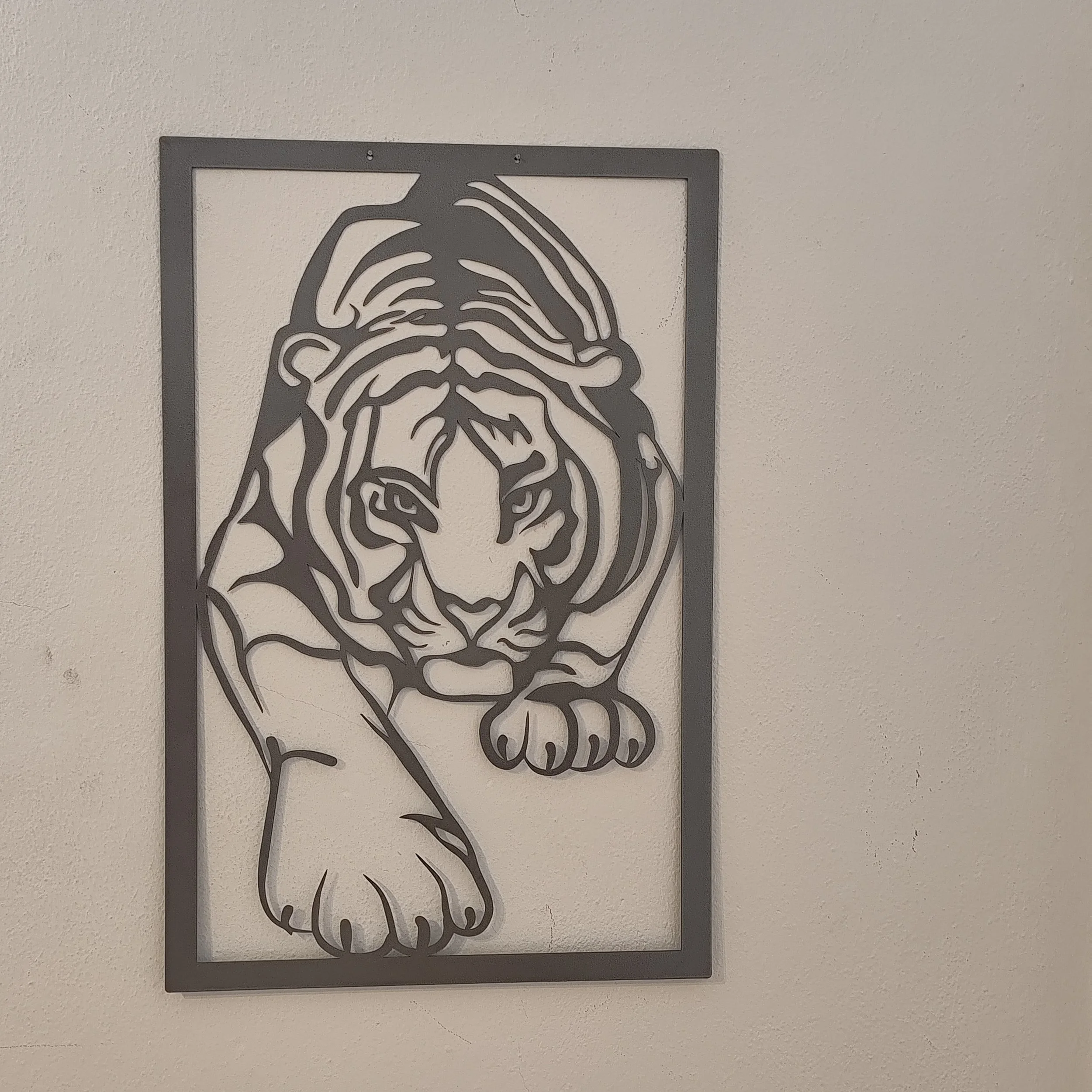 Wanddeko Tiger aus Metall kraftvoll silber
