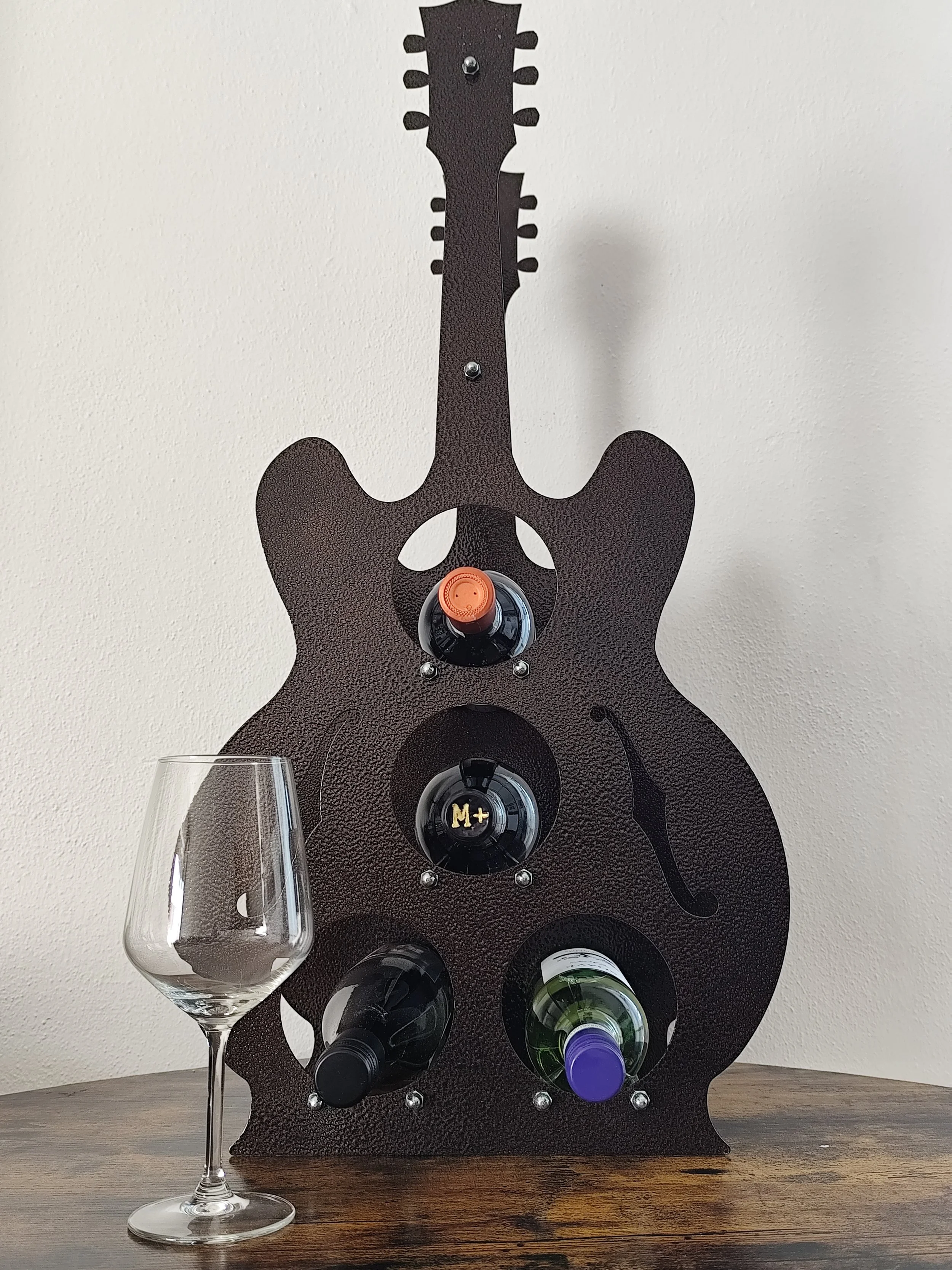 weinregal gitarre mit weinflaschen dekorativ