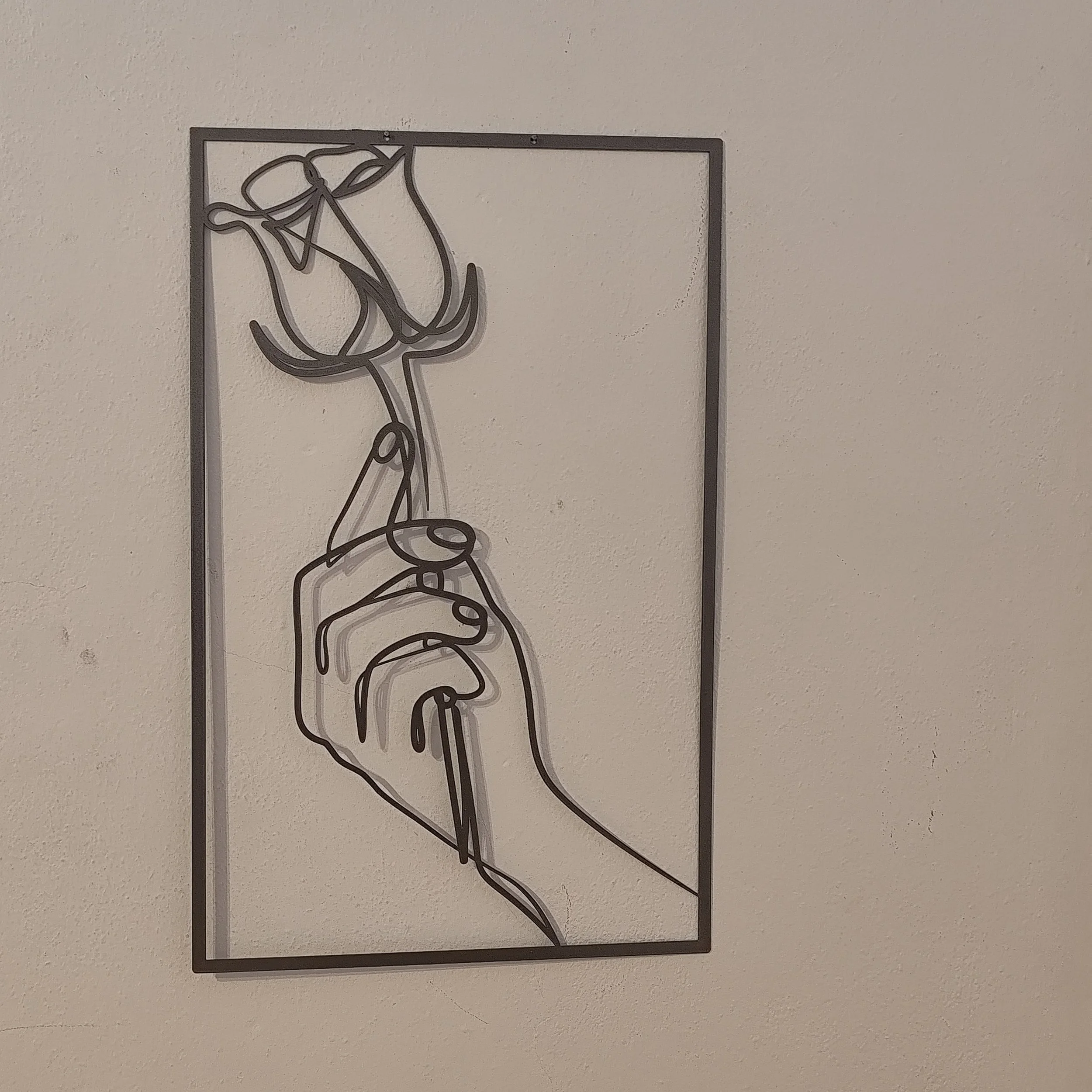Moderne Metall Wanddeko Rose in Hand silber Design