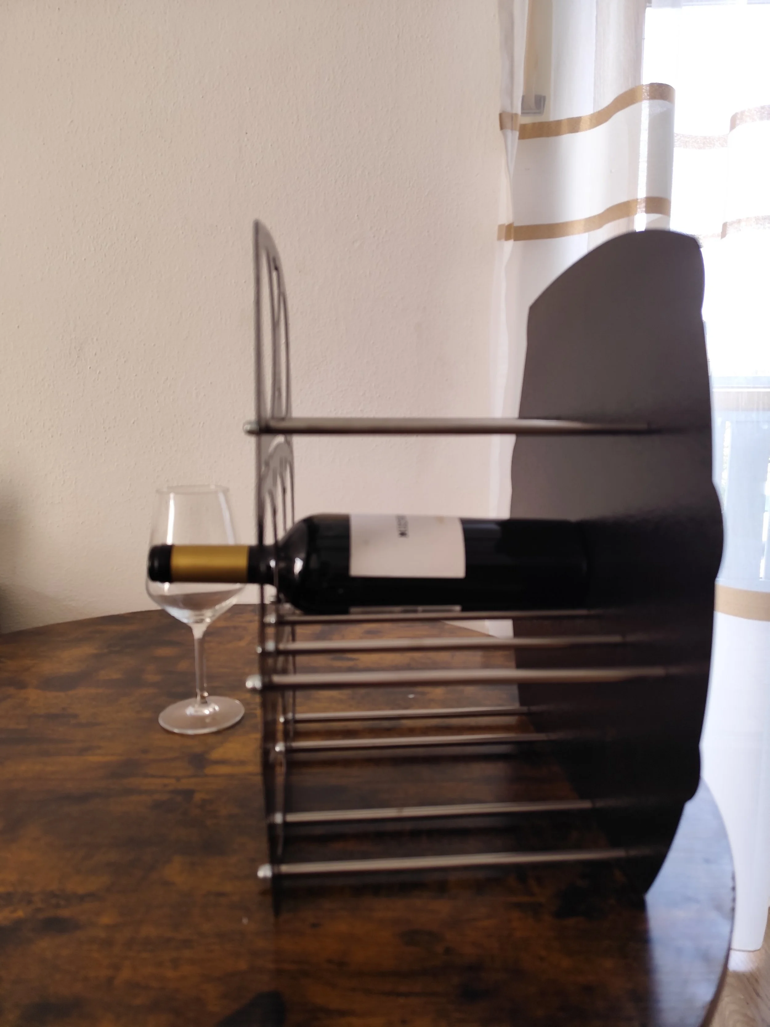 seitenansicht des metall weinregals