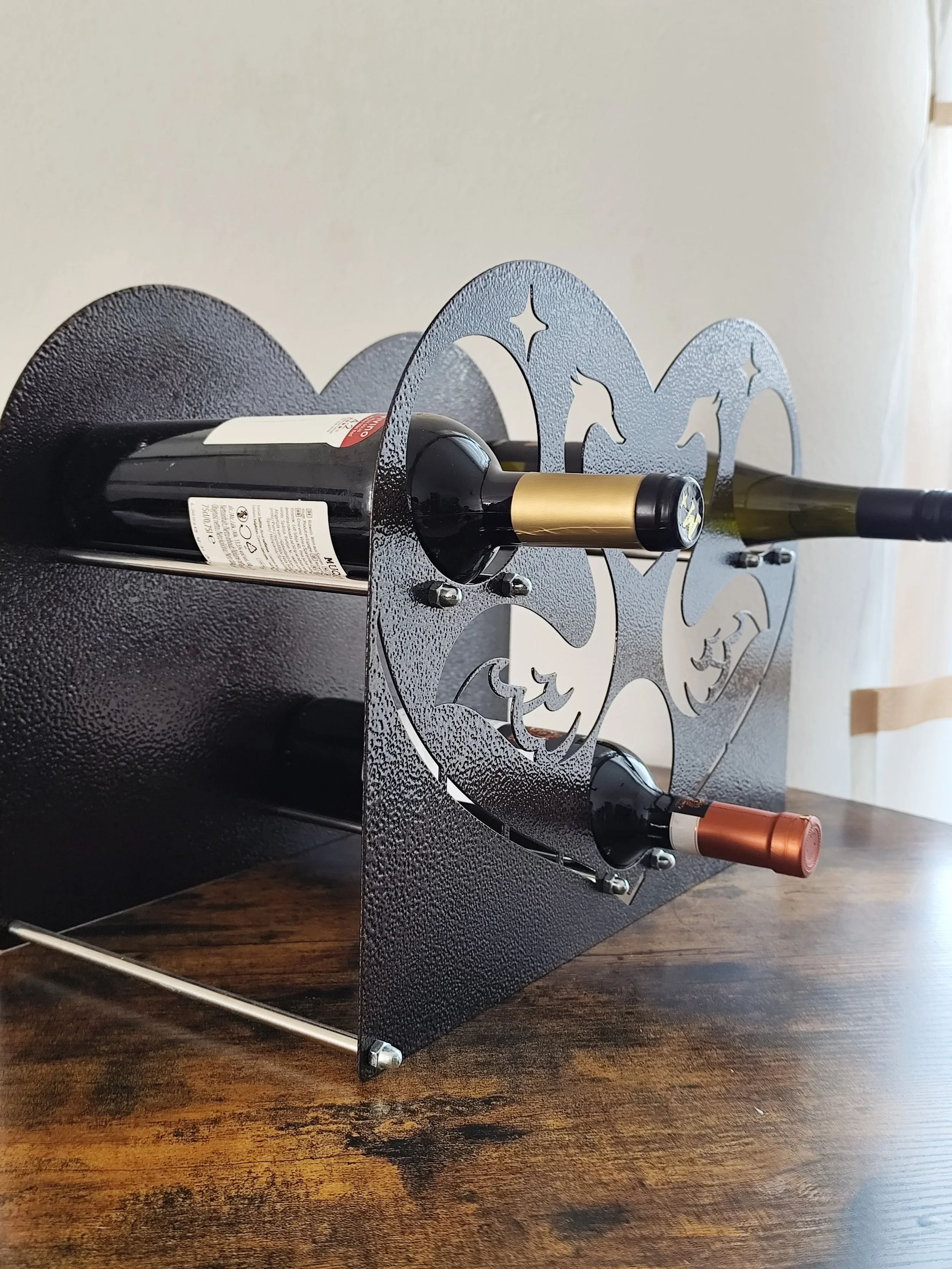 seitenansicht des metall weinregals herz