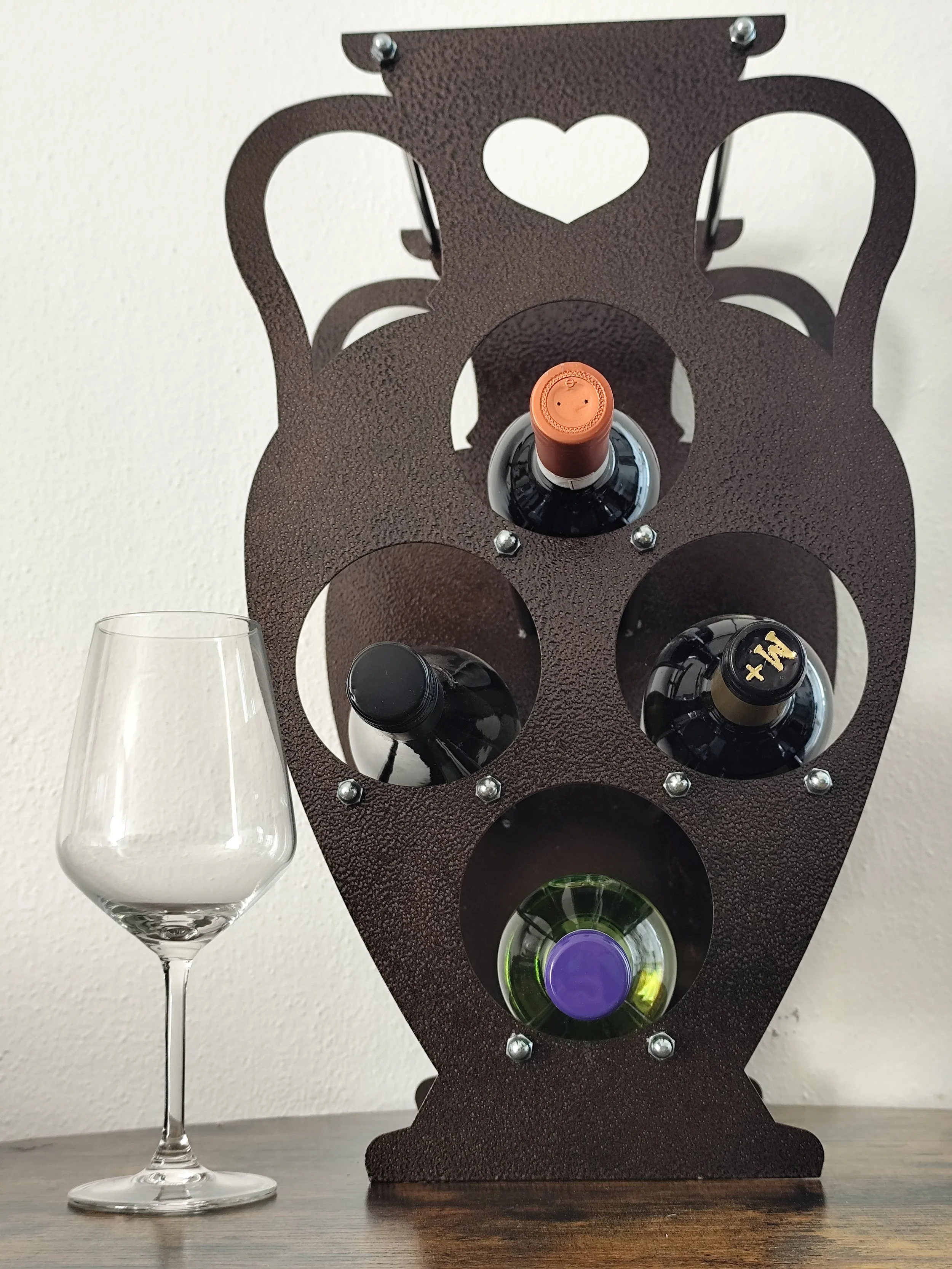 weinregal amphore mit weinflaschen dekorativ