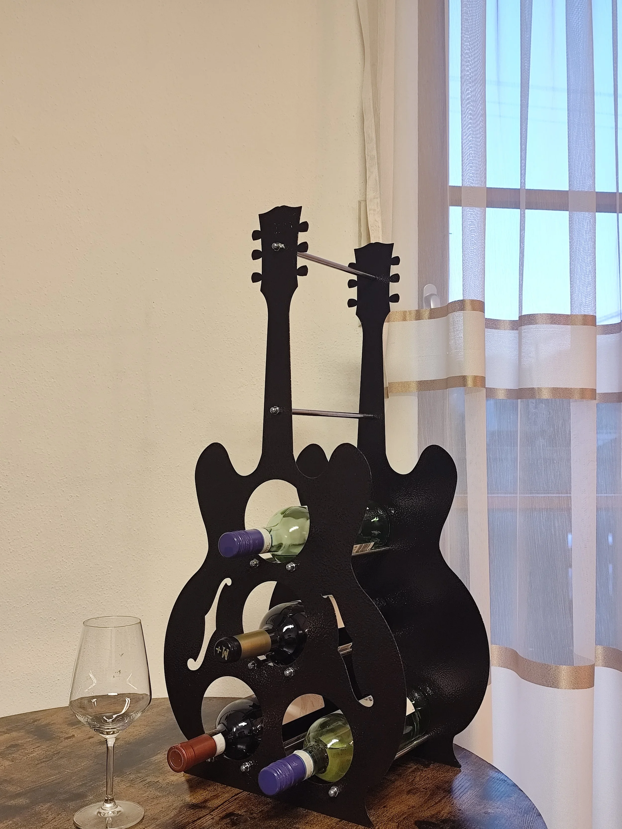 weinregal gitarre aus metall für weinflaschen