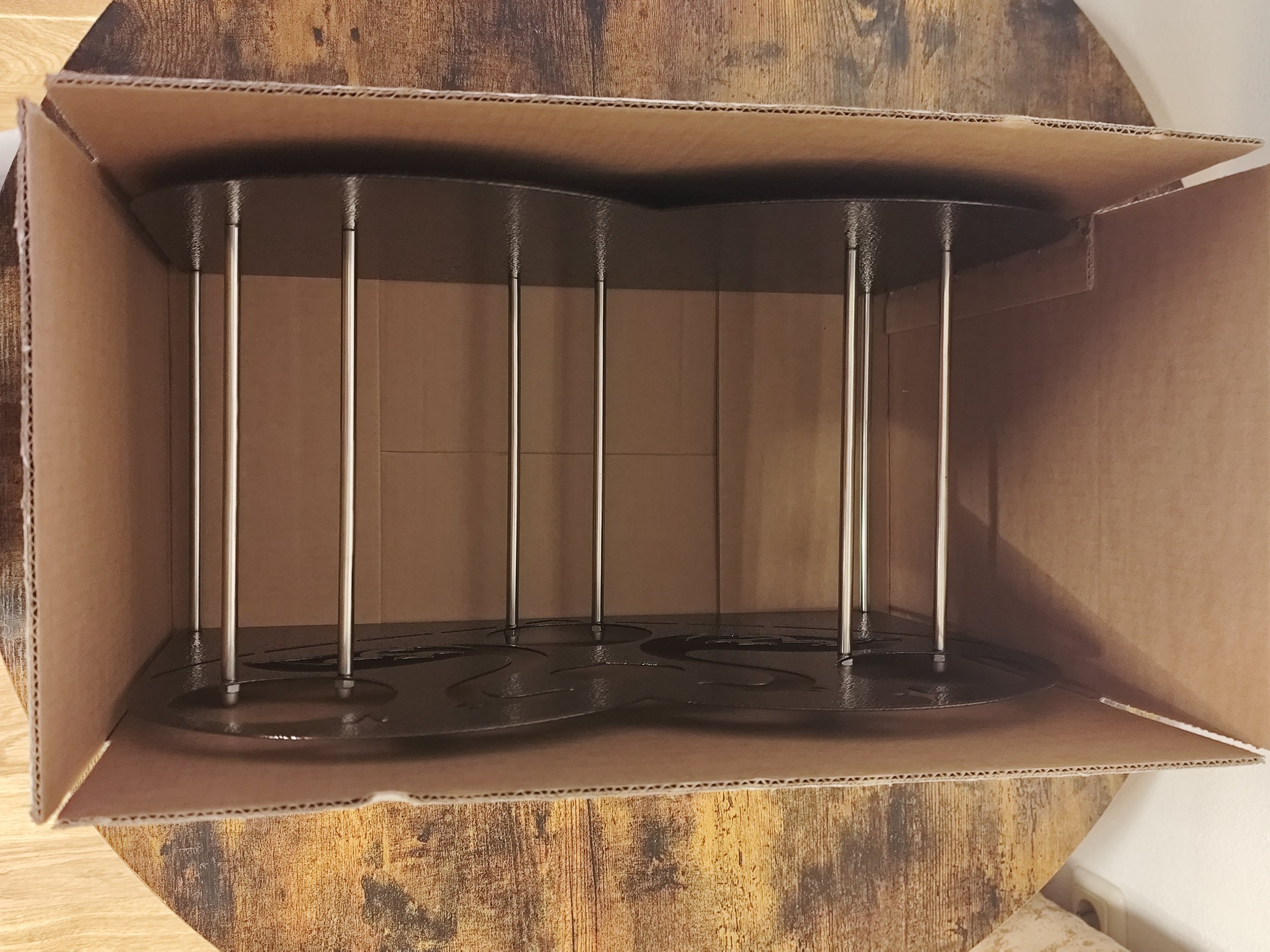 verpackung des weinregals herz aus metall