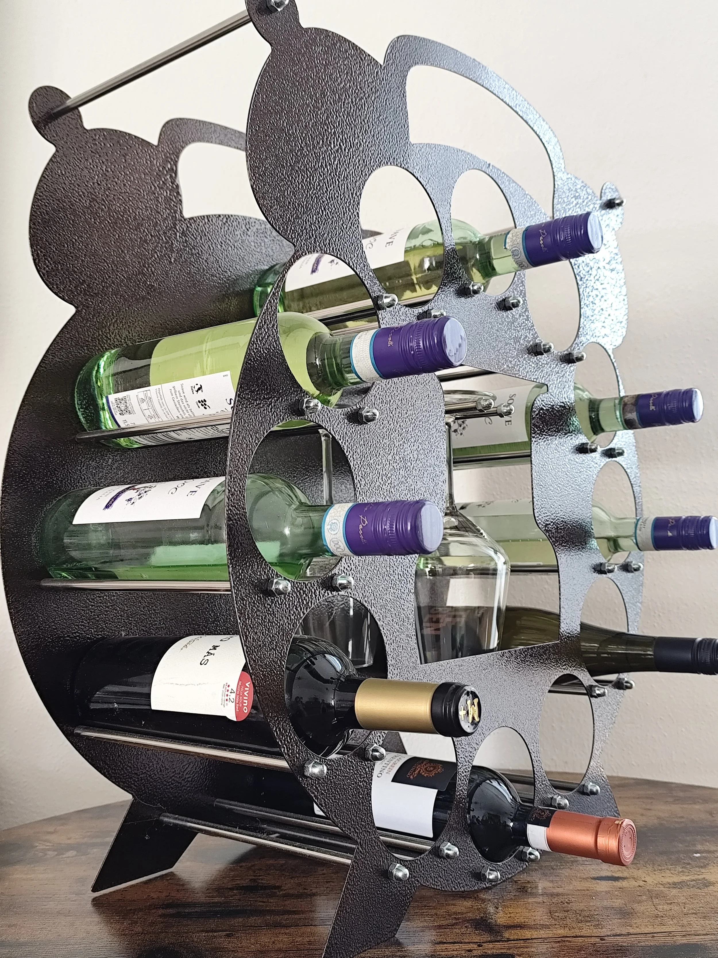 detail der metalloberfläche des weinregals