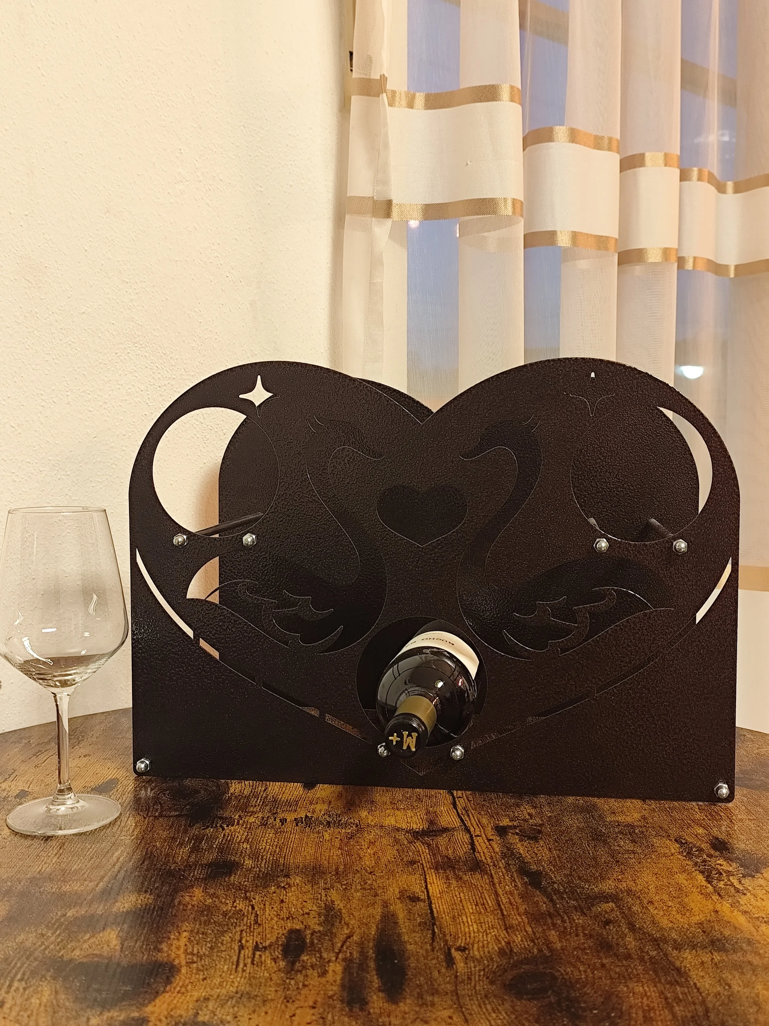 weinregal herz aus metall frontansicht