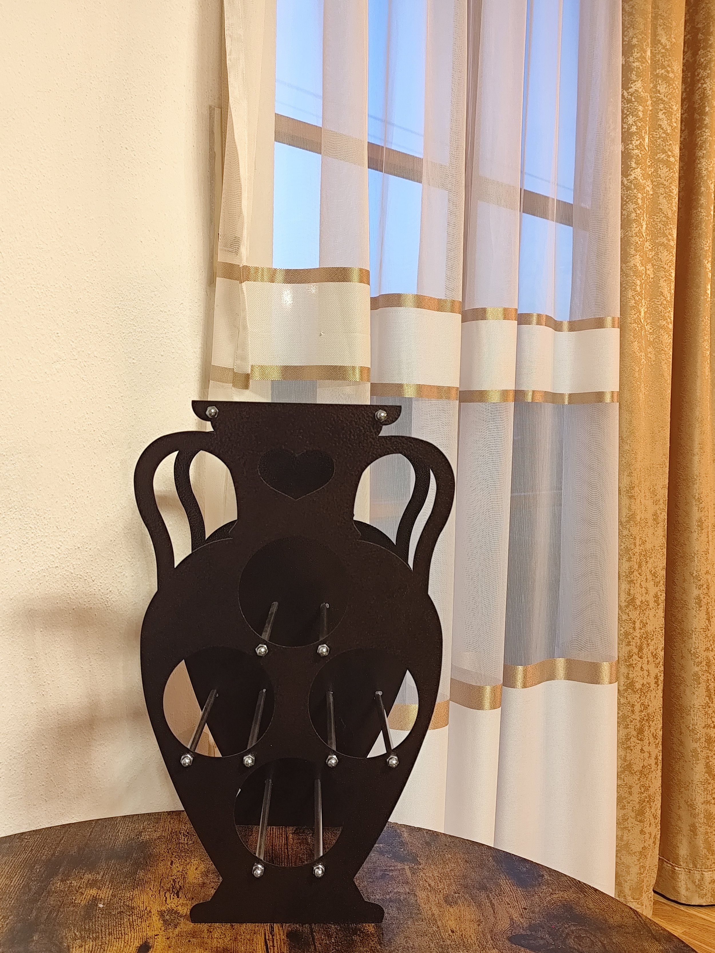 metall weinregal in amphoren form frontansicht