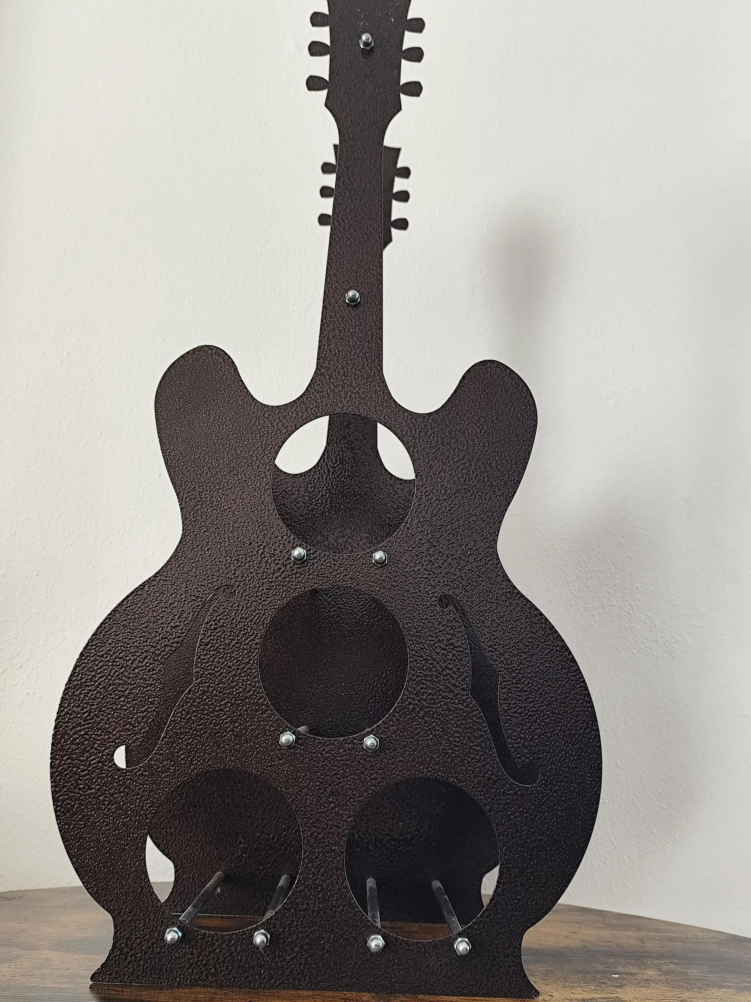 metall weinregal in gitarre form frontansicht