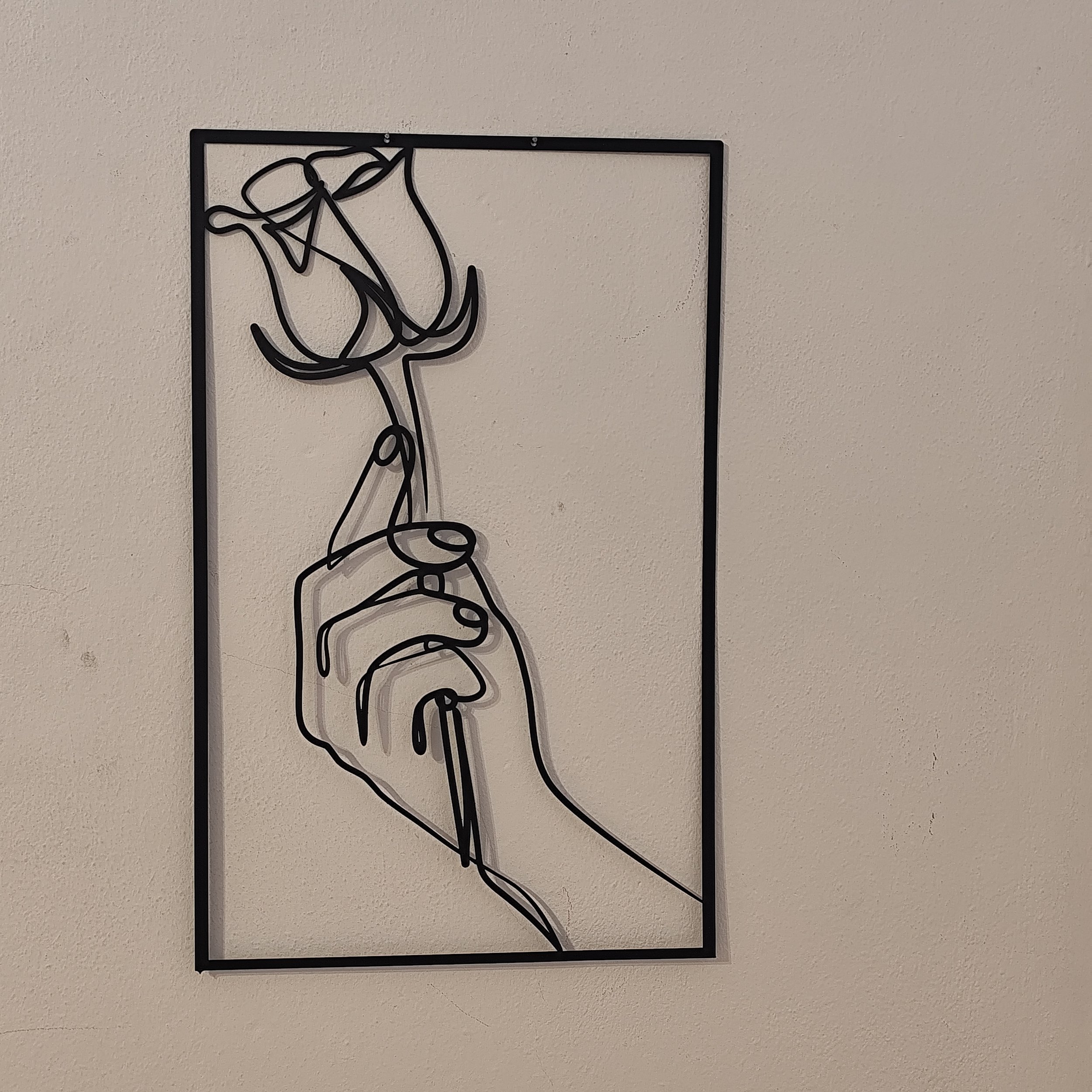 Metall Wandbild Hand mit Rose minimalistisch schwarz