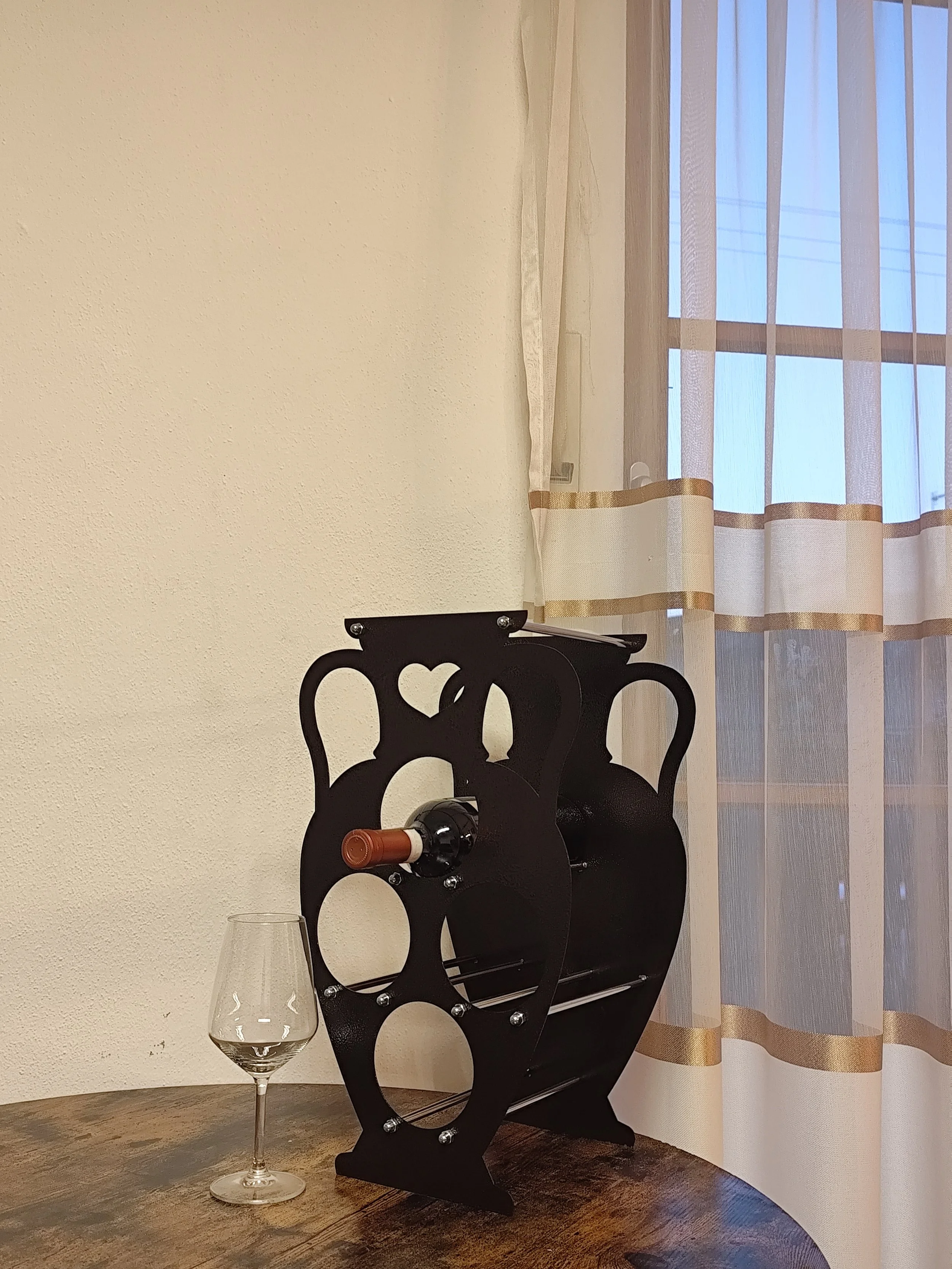 weinregal amphore metall perspektive