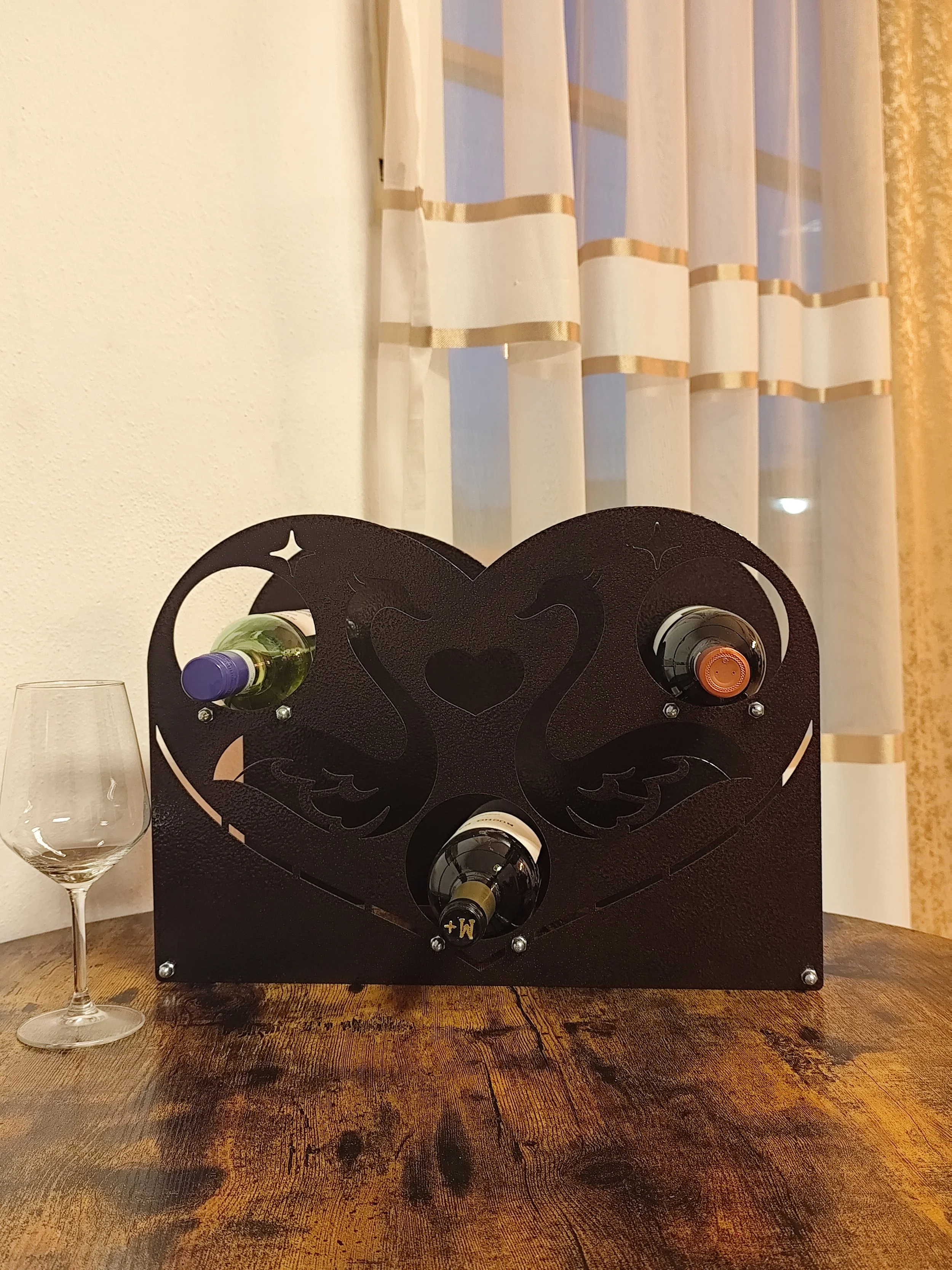 Weinregal Herz aus Metall – Stilvolle Weinaufbewahrung für 3 Flaschen