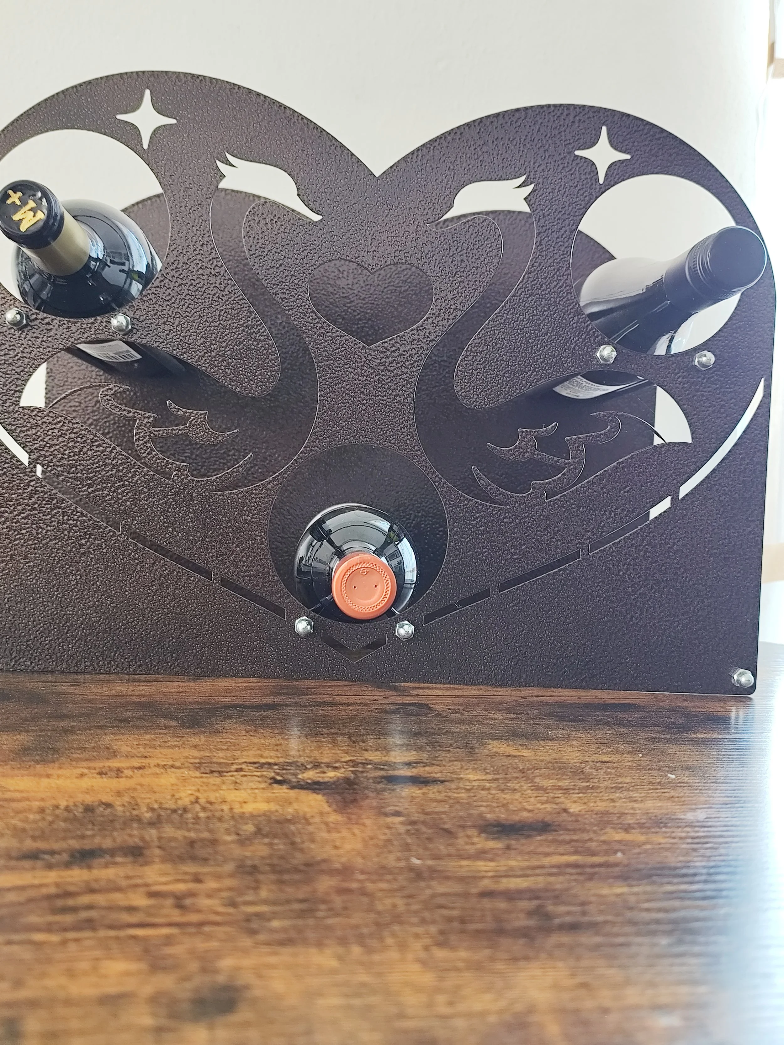 detail der schwanenform im metall weinregal