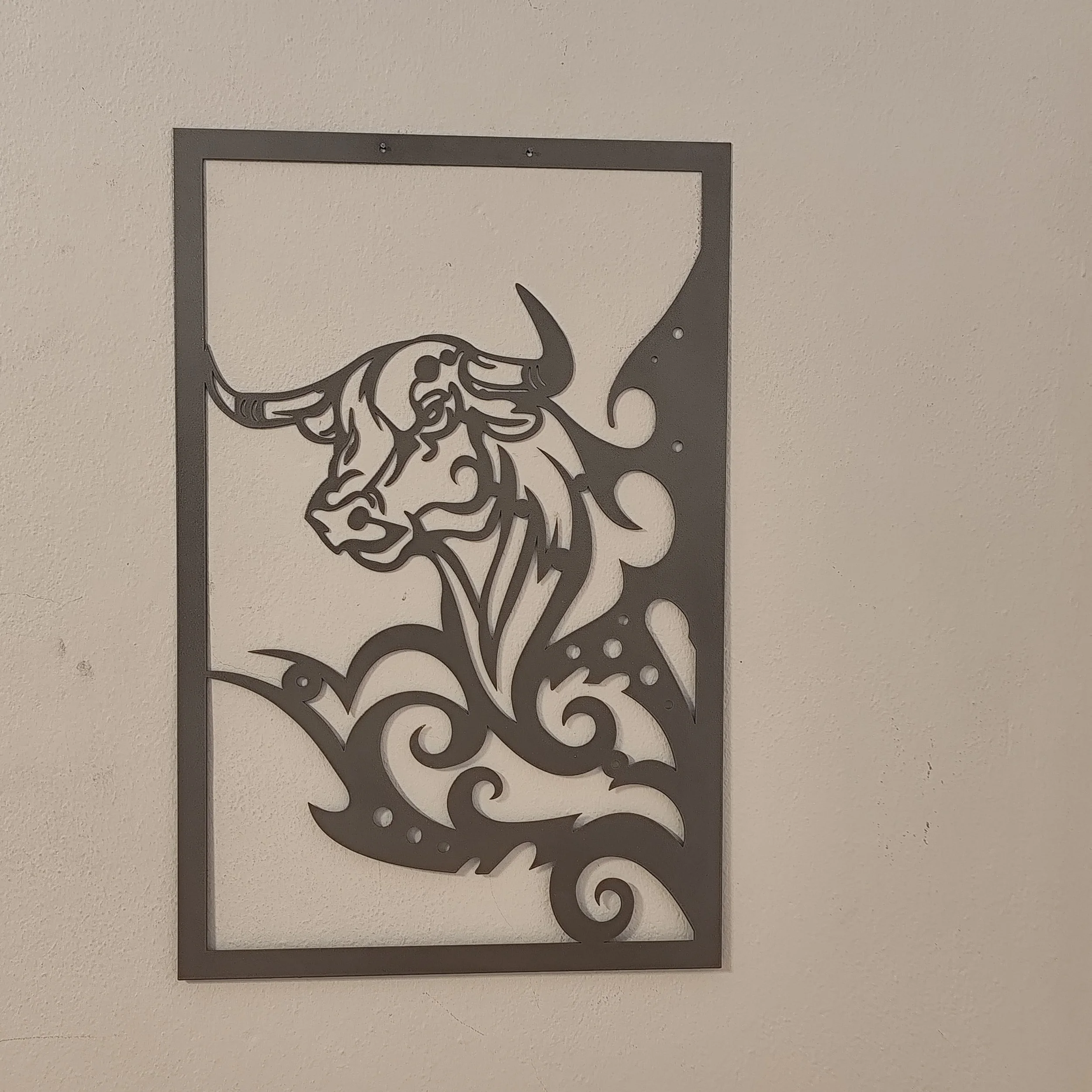 Wanddeko Stier aus Metall starkes Design silber