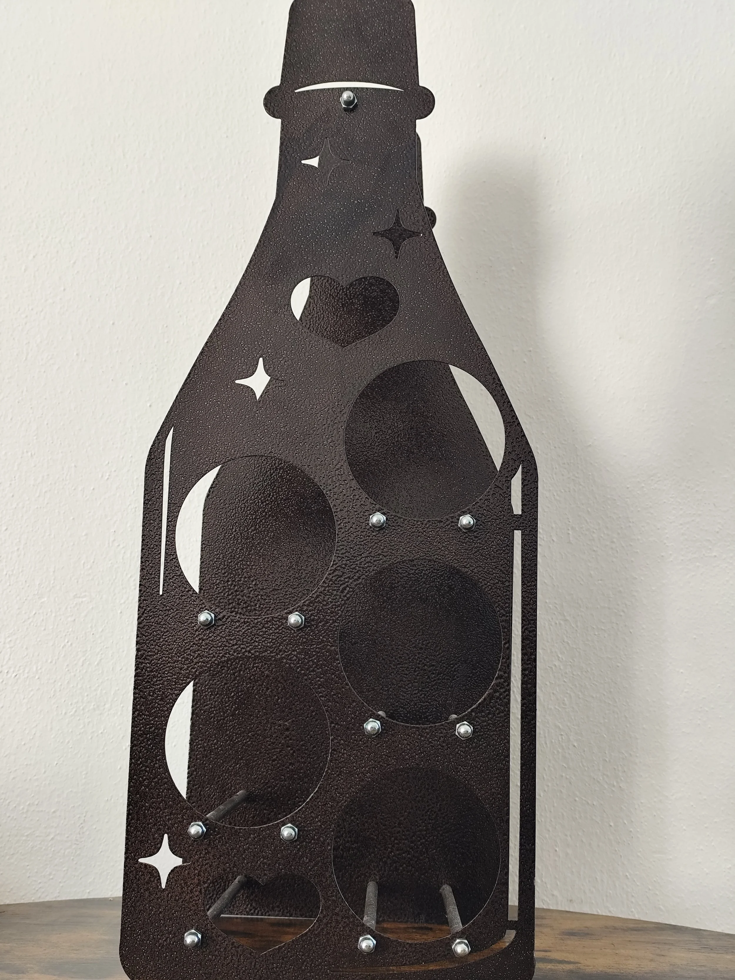 seitenansicht des metall weinregals flaschenform