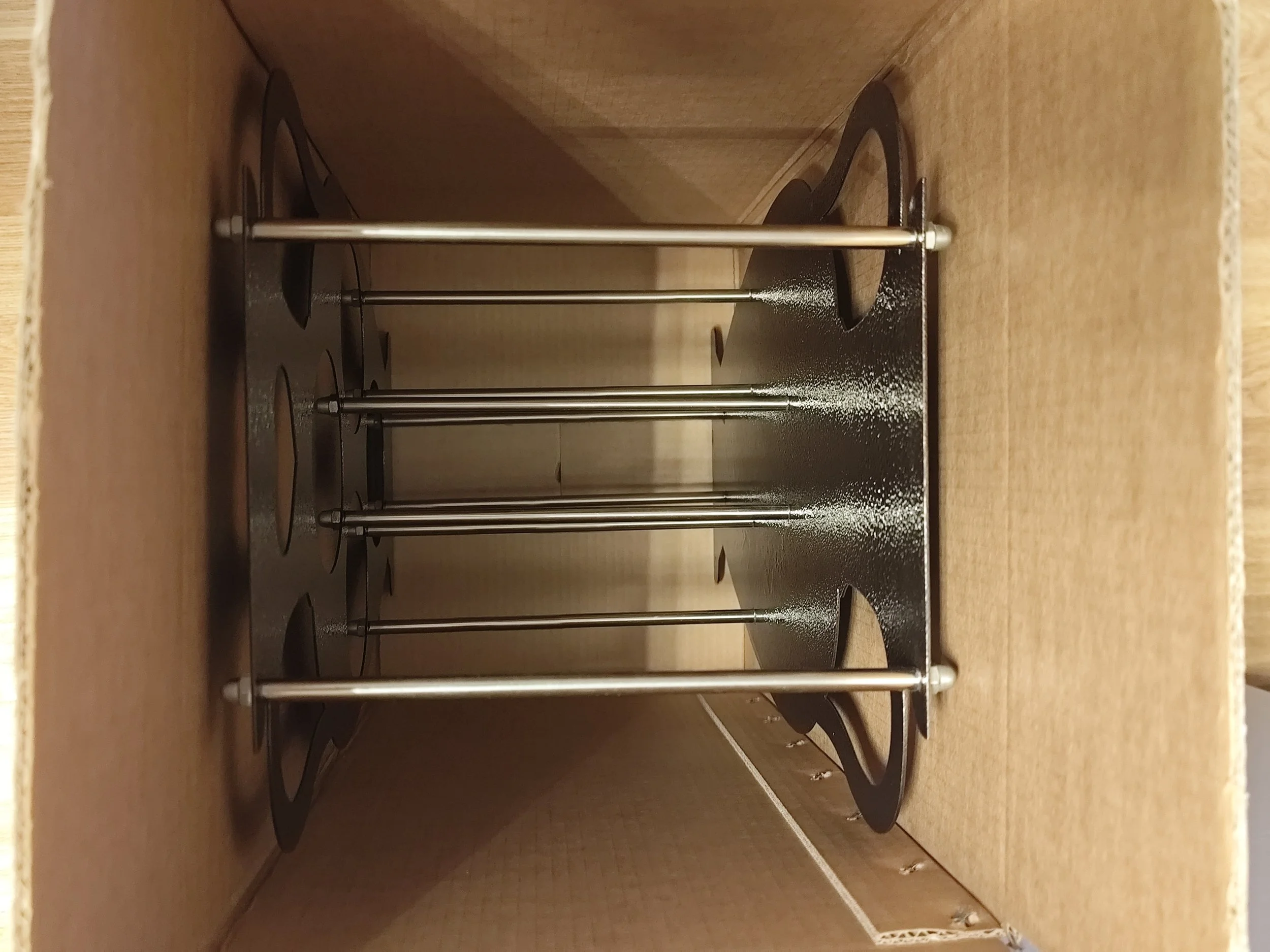 verpackung des metall weinregals amphore