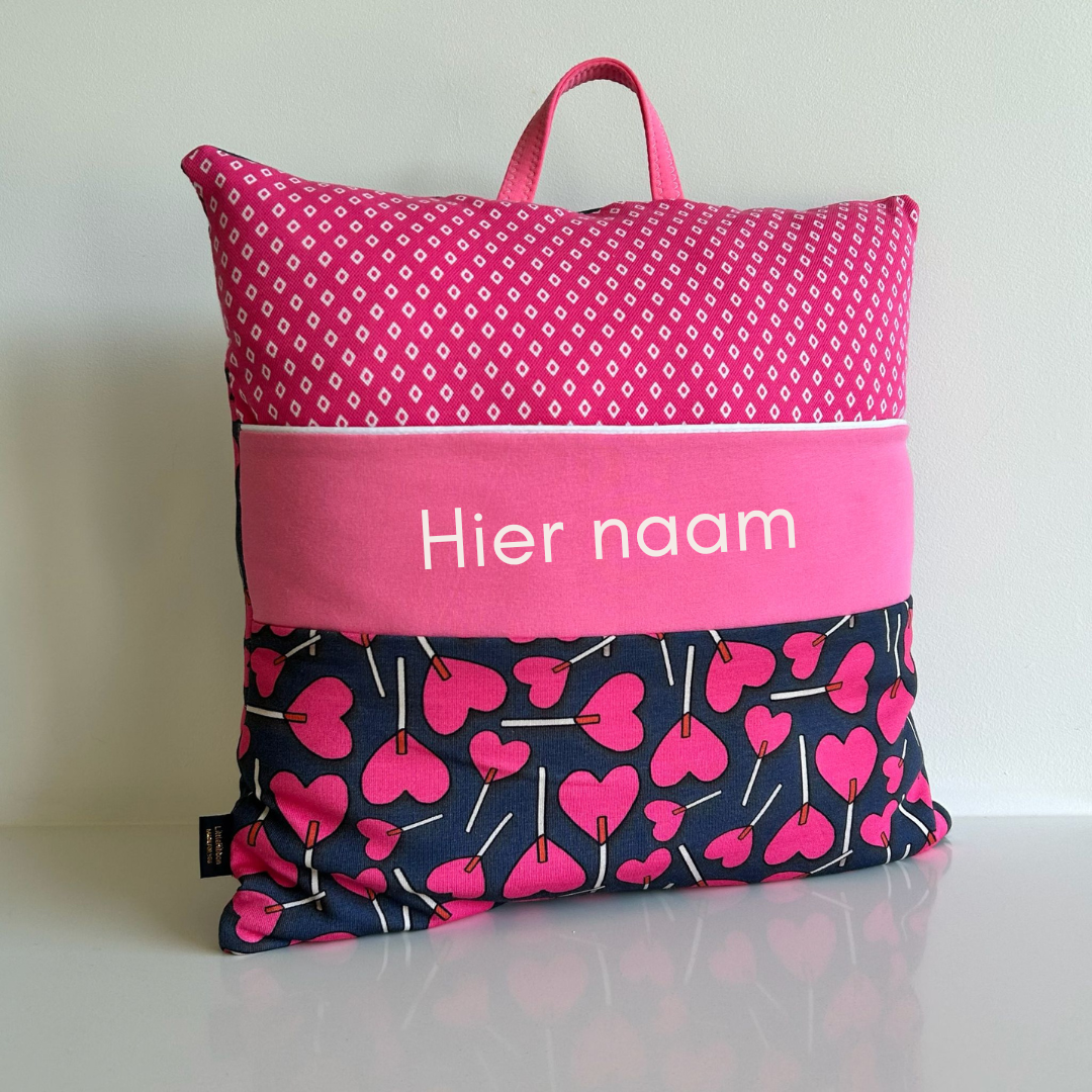 Knuffel/leeskussen met eigen naam