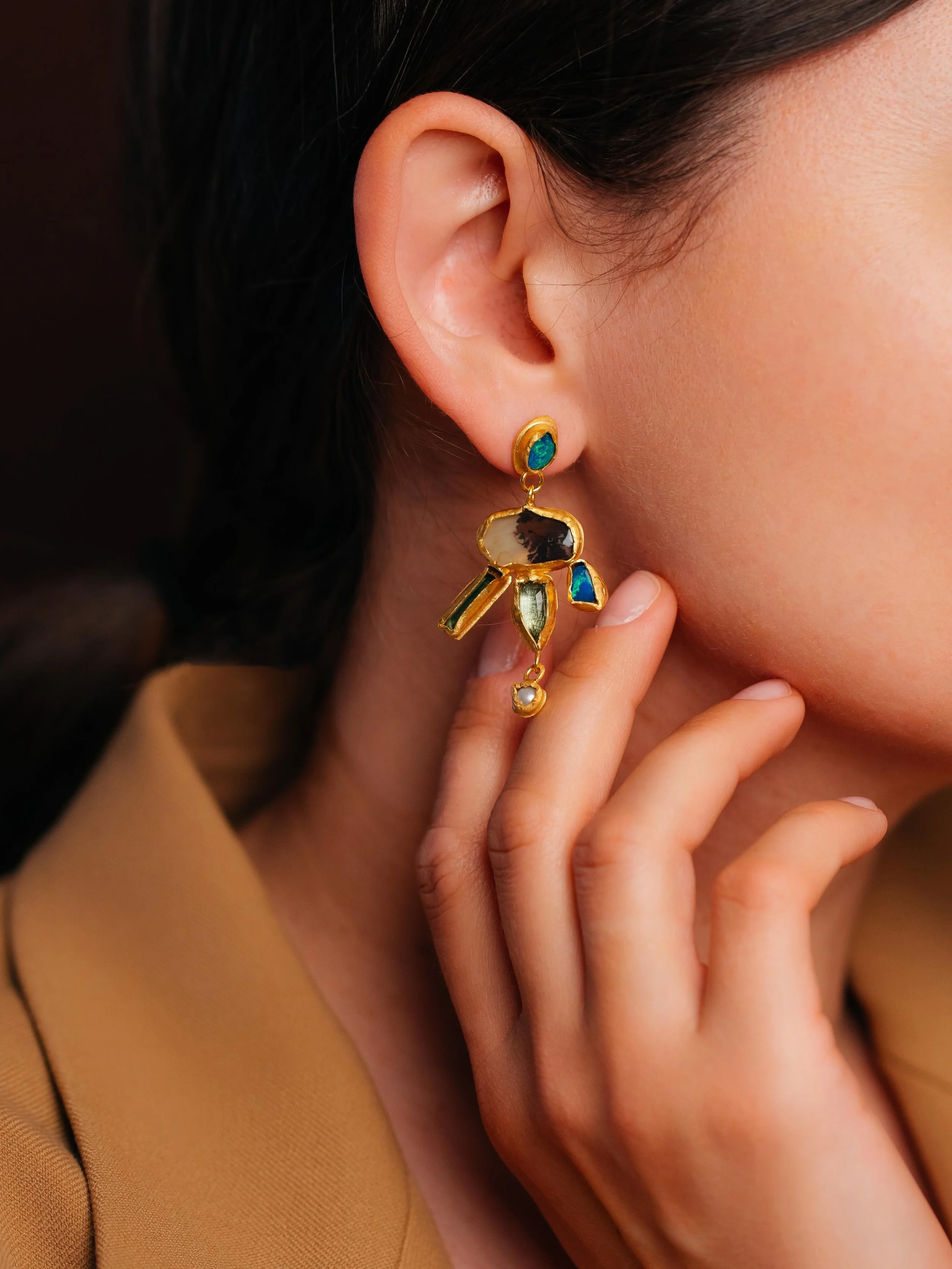 Dendritic agates that hold miniature landscapes, flashes of Australian opal, luminous pearls and richly coloured tourmalines, all gathered into one-of-a-kind pieces forged by hand in London.

Now available on the website.

#FallenRelics #SusanMacleod