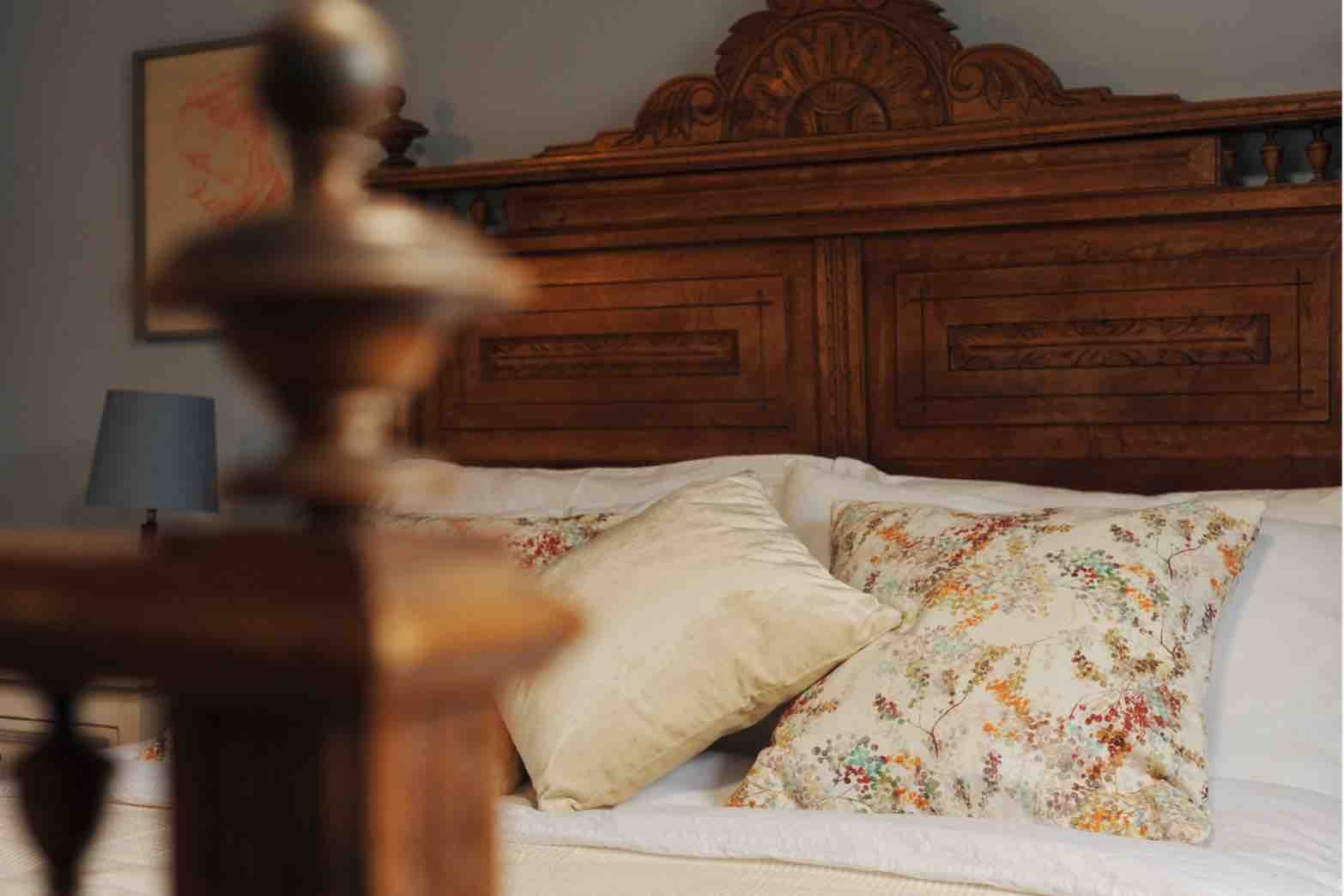 Antique bed .jpg