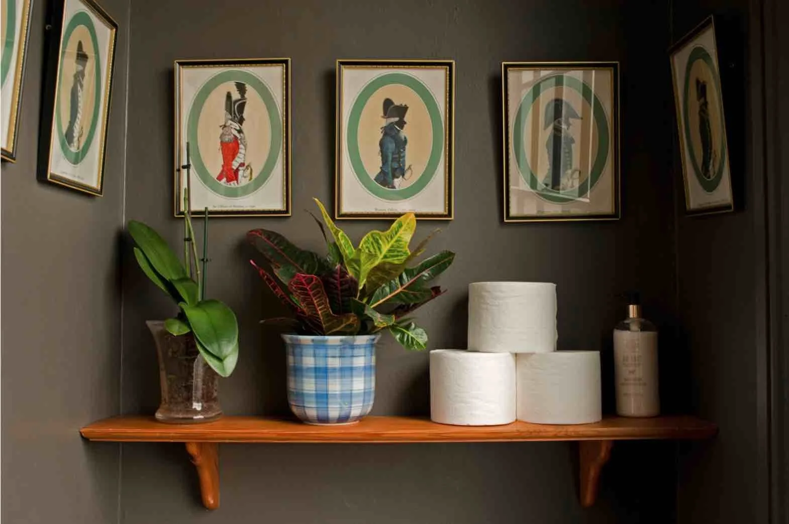 Period style bathroom.jpg