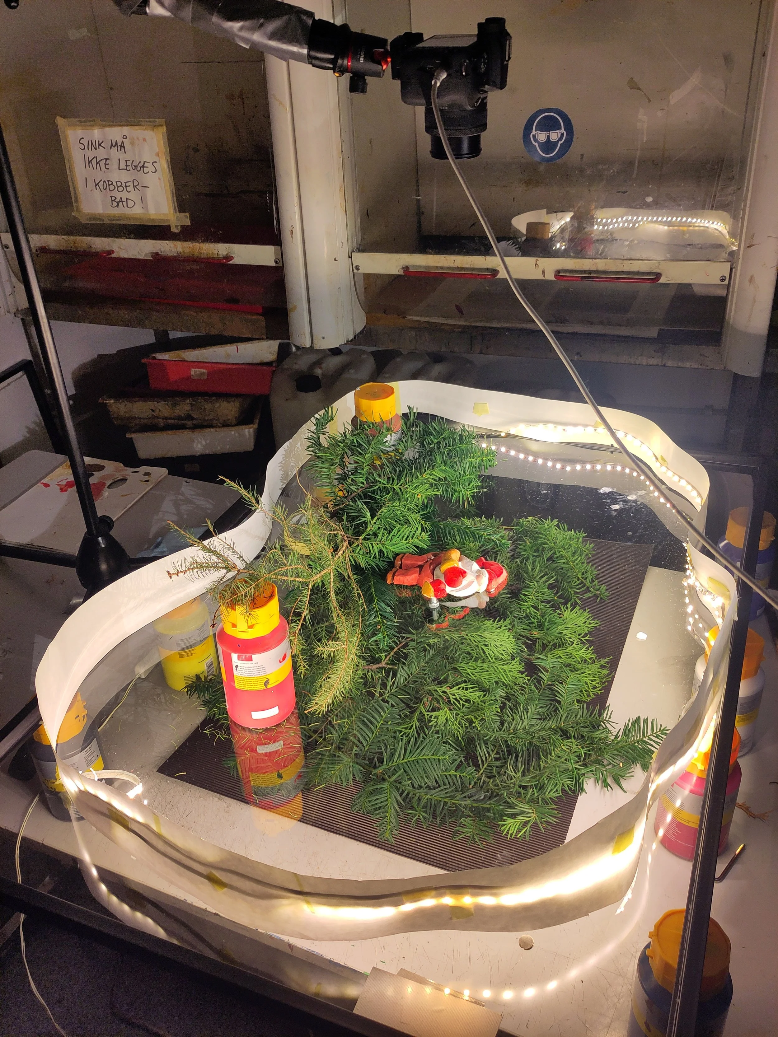 The nisse, with the top hand resting on a thick screw. Should've had a better setup, it kept falling off.