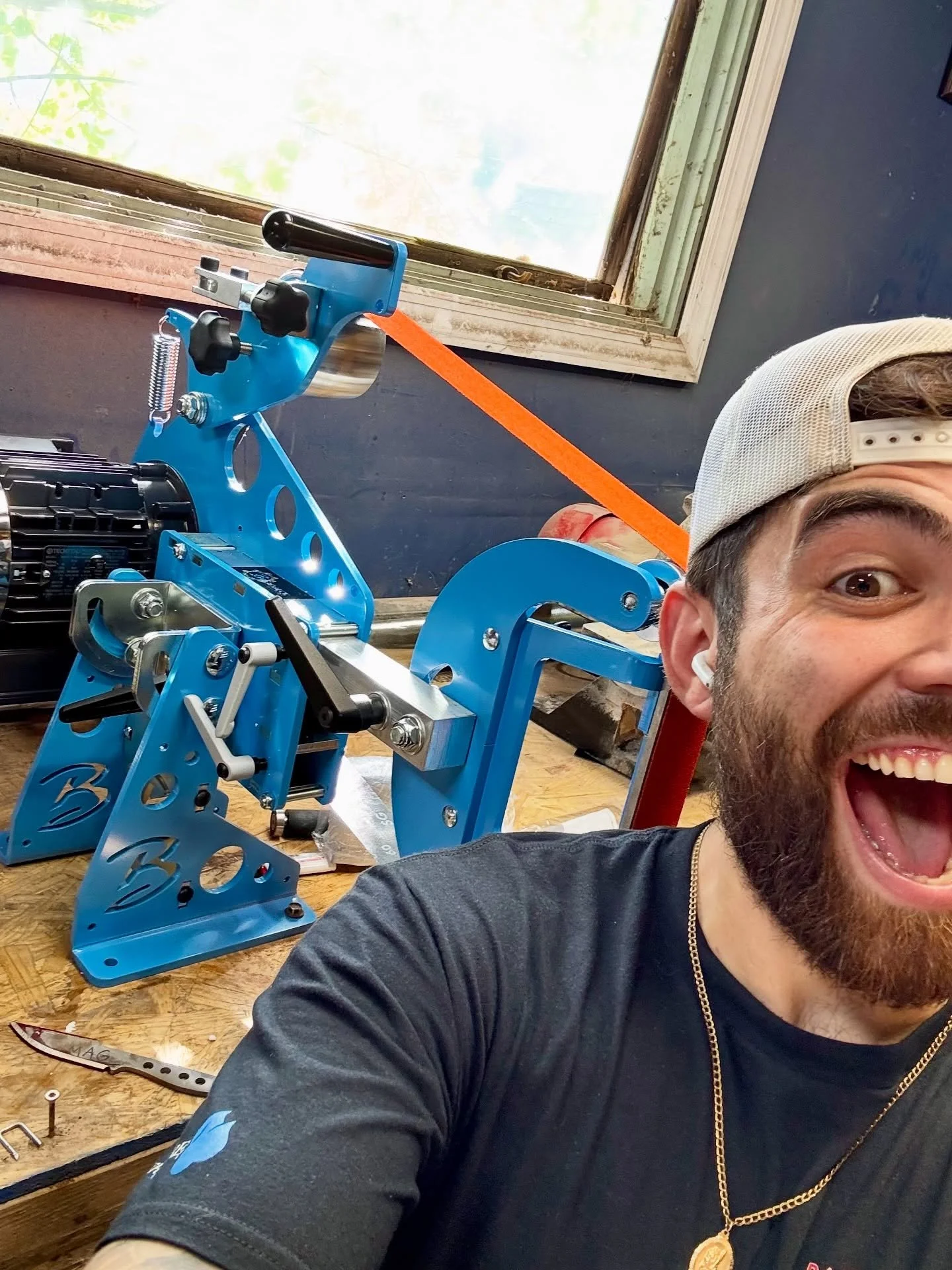 Just look at her😍
Words can&rsquo;t describe how happy I am to have finally pulled the trigger on my big boy @brodbeck_ironworks grinder
.
HUGE shoutout to the boys at @knifetalkpodcast for promoting this machine and offering a discount code
.
And t