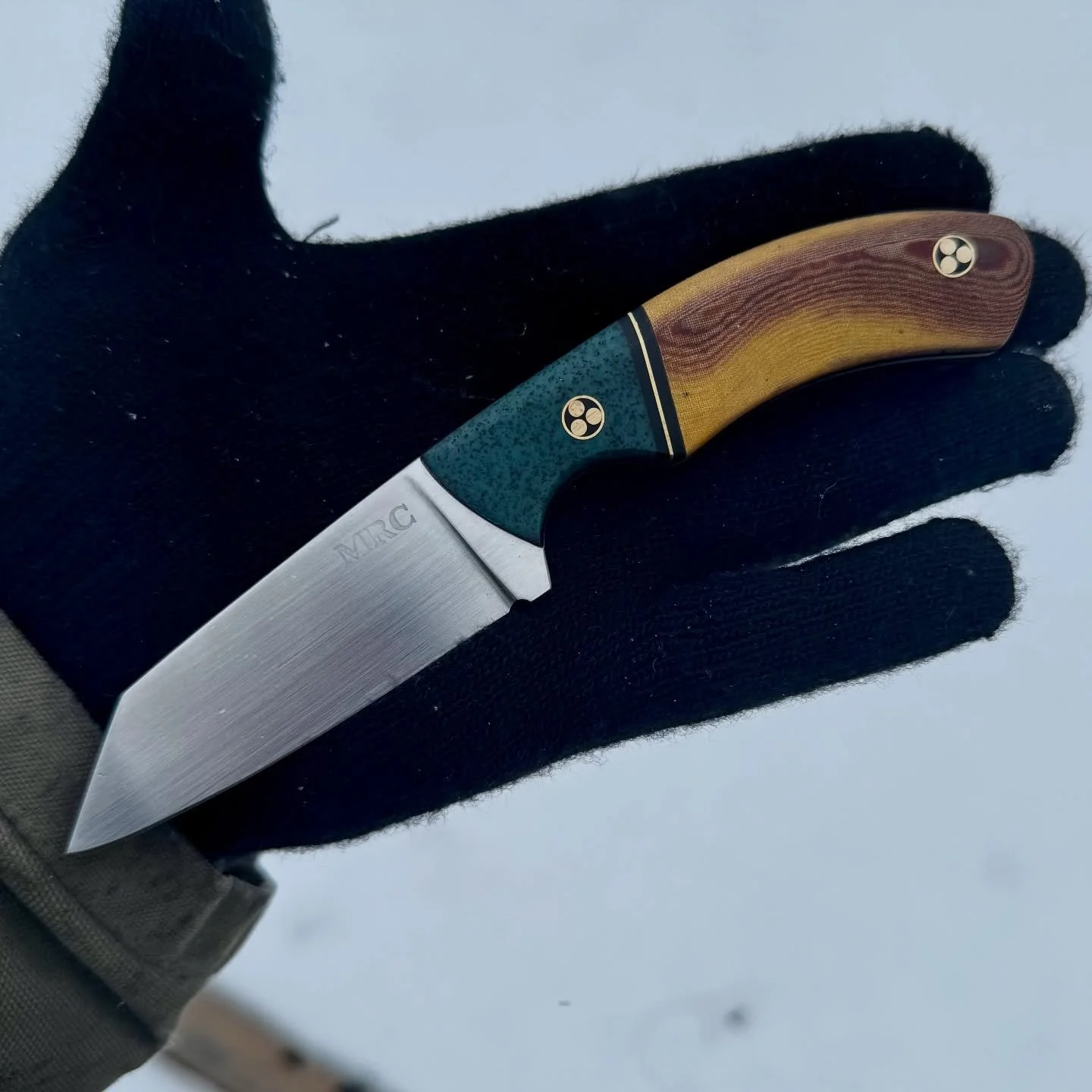 The final piece of 2025!
.
This was a belated birthday gift to myself and I tried out some new (to me) materials!
.
CPM S30V Stainless Steel from @nj_steelbaron 
Vintage Butterscotch Linen Micarta, GripX, G10, and Brass from @makermaterialsupply 
Har