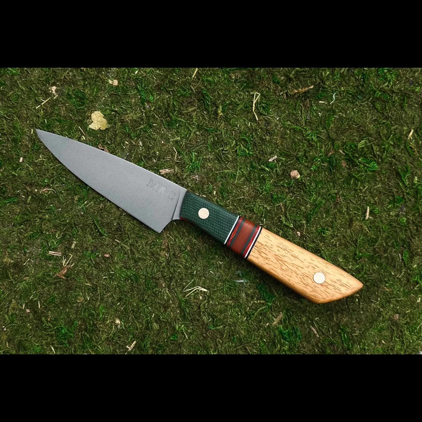 Bead blasting is much more fun than I expected🧙🏻&zwj;♂️ Had to try it on this Paring
.
Glass Bead Blasted Nitro-V Stainless from @nj_steelbaron 
Jute Micarta, Burlap Micarta, Paper Micarta, G10, Osage Orange, and Hardware from @makermaterialsupply 