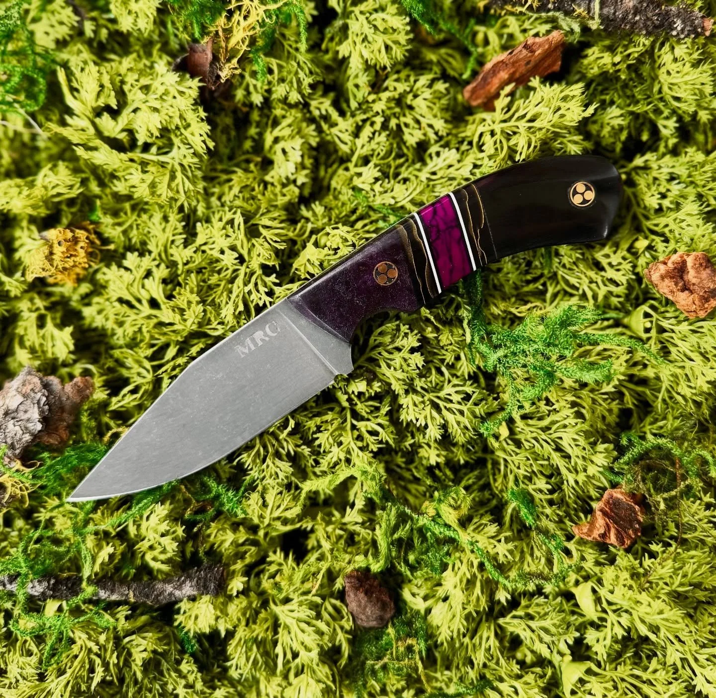 The last few months have been strictly customs, and this is one of my favorites🧙🏻&zwj;♂️
.
Acid Stonewashed Nitro-V Stainless Steel from @nj_steelbaron 
Paper Micarta, TruStone, Raffir Composite, G10, and Hardware from @makermaterialsupply 
Maple B