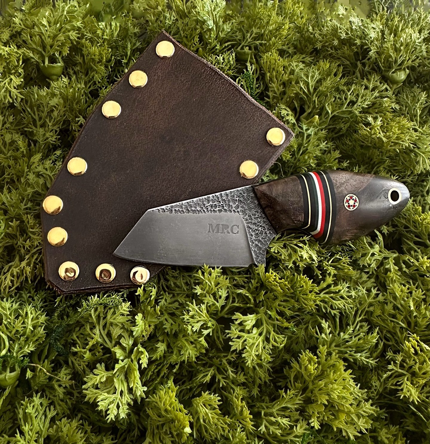 🤌🏼🤌🏼🤌🏼🤌🏼🤌🏼
.
Custom Lil&rsquo; Nipper to celebrate pasta🇮🇹
.
Acid Stonewashed Nitro-V Stainless from @nj_steelbaron 
G10, Brass, and Hardware from @makermaterialsupply 
Claro Walnut Burl from @worldwide_burl 
Stabilized by MRC Customs
📸 