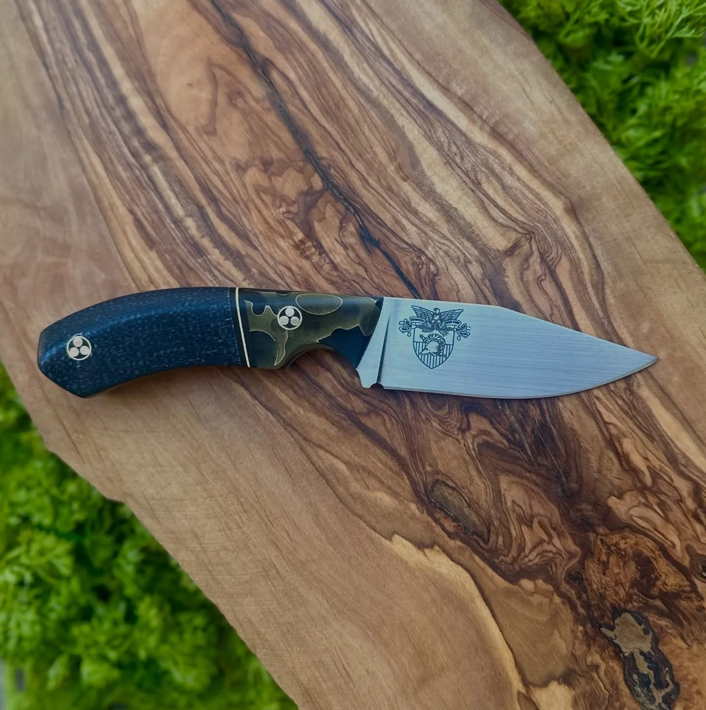 I was honored to have the opportunity to craft this piece to commemorate the United States Military Academy at West Point🇺🇸
@westpoint_usma 
.
Nitro-V Stainless Steel from @nj_steelbaron 
Jute Micarta, Raffir Composite, Brass, G10, and Paper Micart