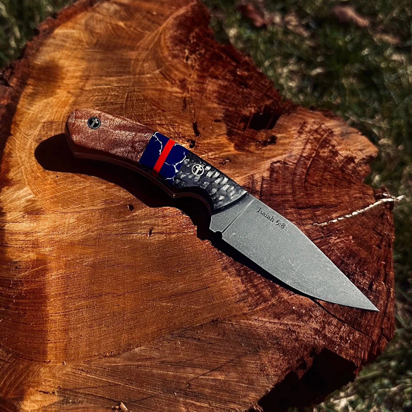 Custom Dress Blues Emercy 🪖
.
Acid Stonewashed Nitro-V Stainless from @nj_steelbaron 
Carbon Fiber, G10, and TruStone from @makermaterialsupply 
Maple Burl from @worldwide_burl 
Hardware from @themosaus 
.
This was a custom order and as such isn&rsq