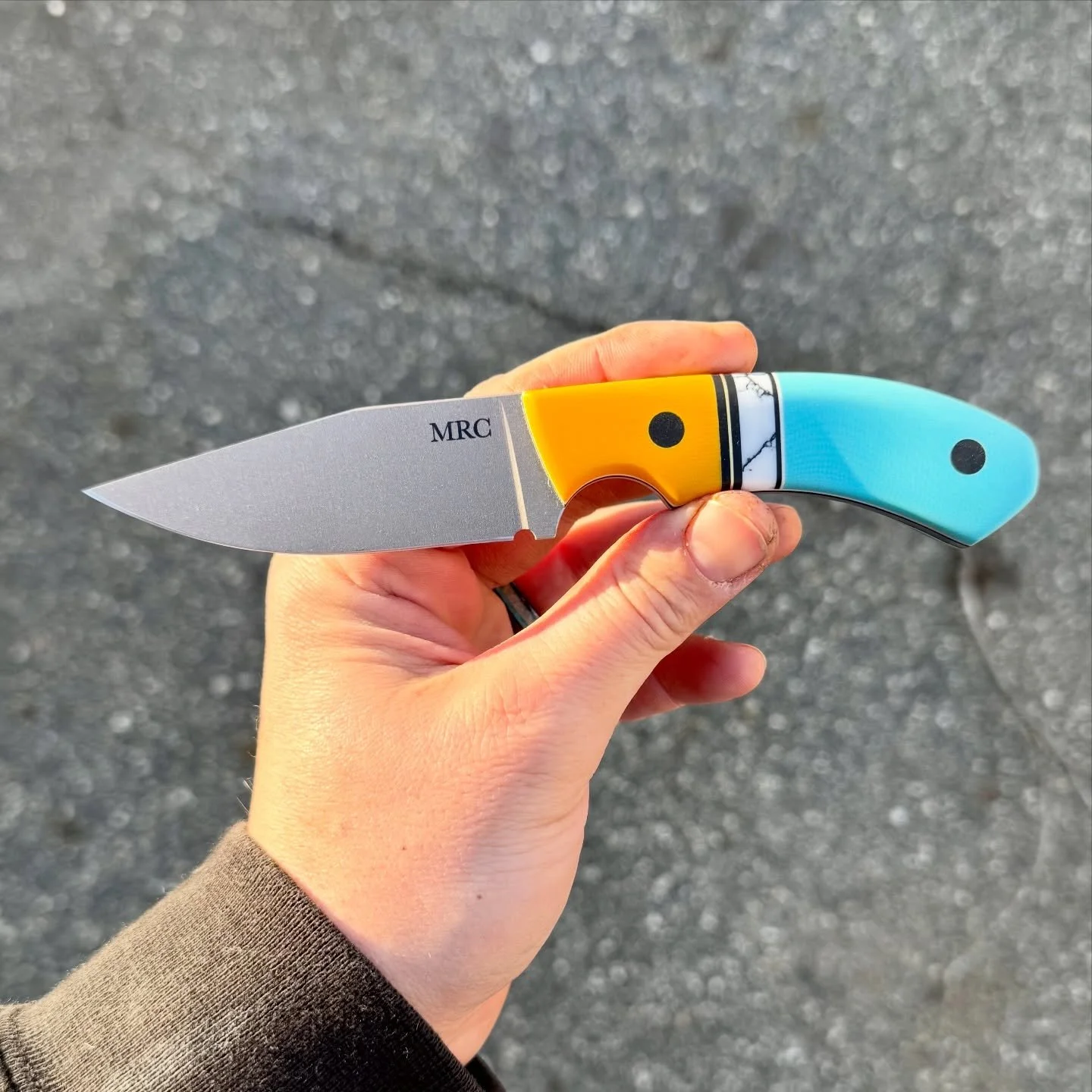 A fun and bright Emercy that I finished up this weekend☀️
.
Bead Blasted Nitro-V Stainless from @nj_steelbaron 
G10, TruStone, Brass, and Hardware from @makermaterialsupply 
.
This piece was a custom order and as such is not available for purchase. T