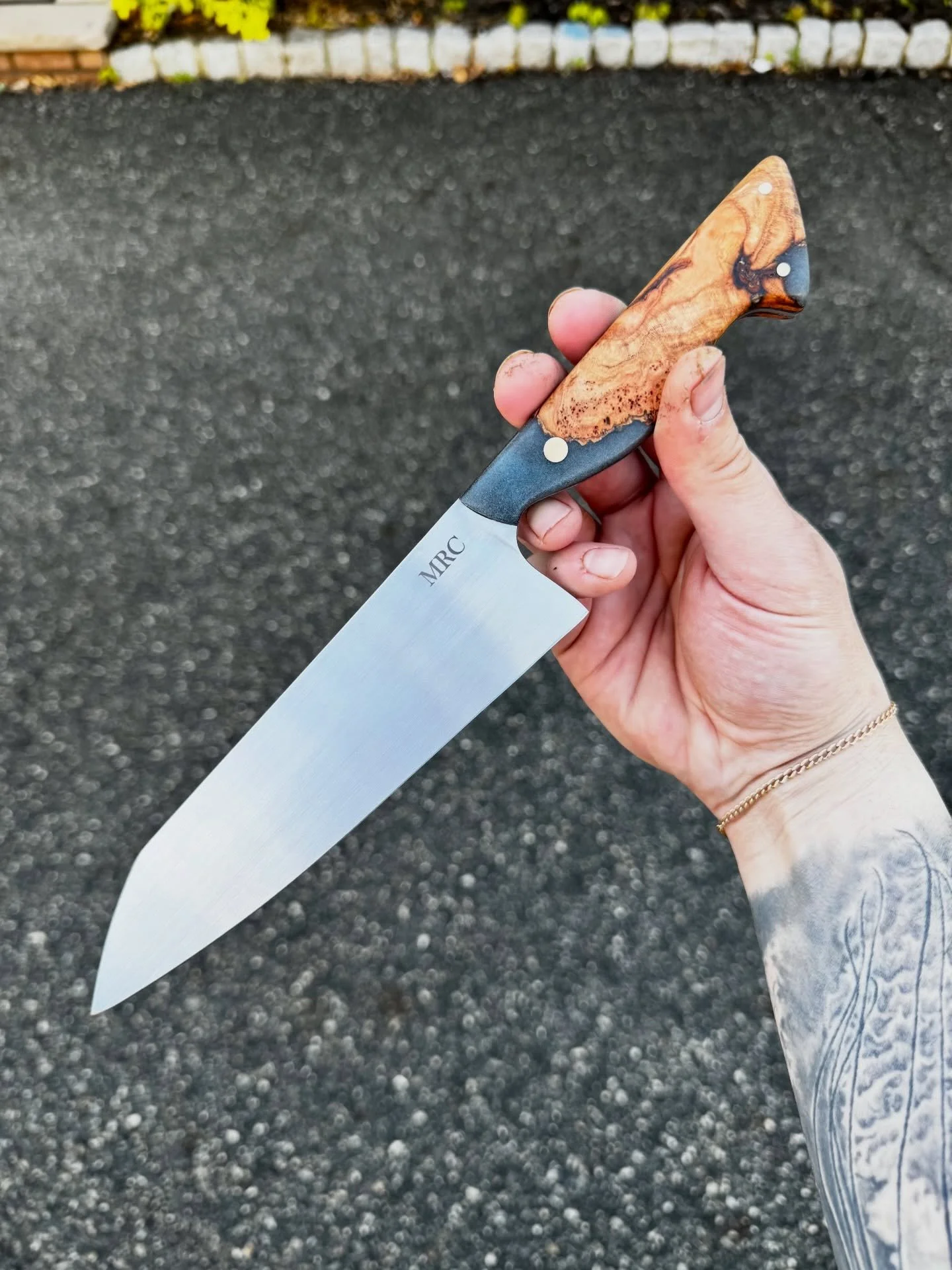 Keepin it light and tight! This beauty came in at only 5.5 oz while staying as strong as an Ox
.
Nitro-V Stainless Steel from @nj_steelbaron 
Cherry Burl Hybrid Block from @jbowoodcraft 
Hardware from @makermaterialsupply 
Made possible by @brodbeck_